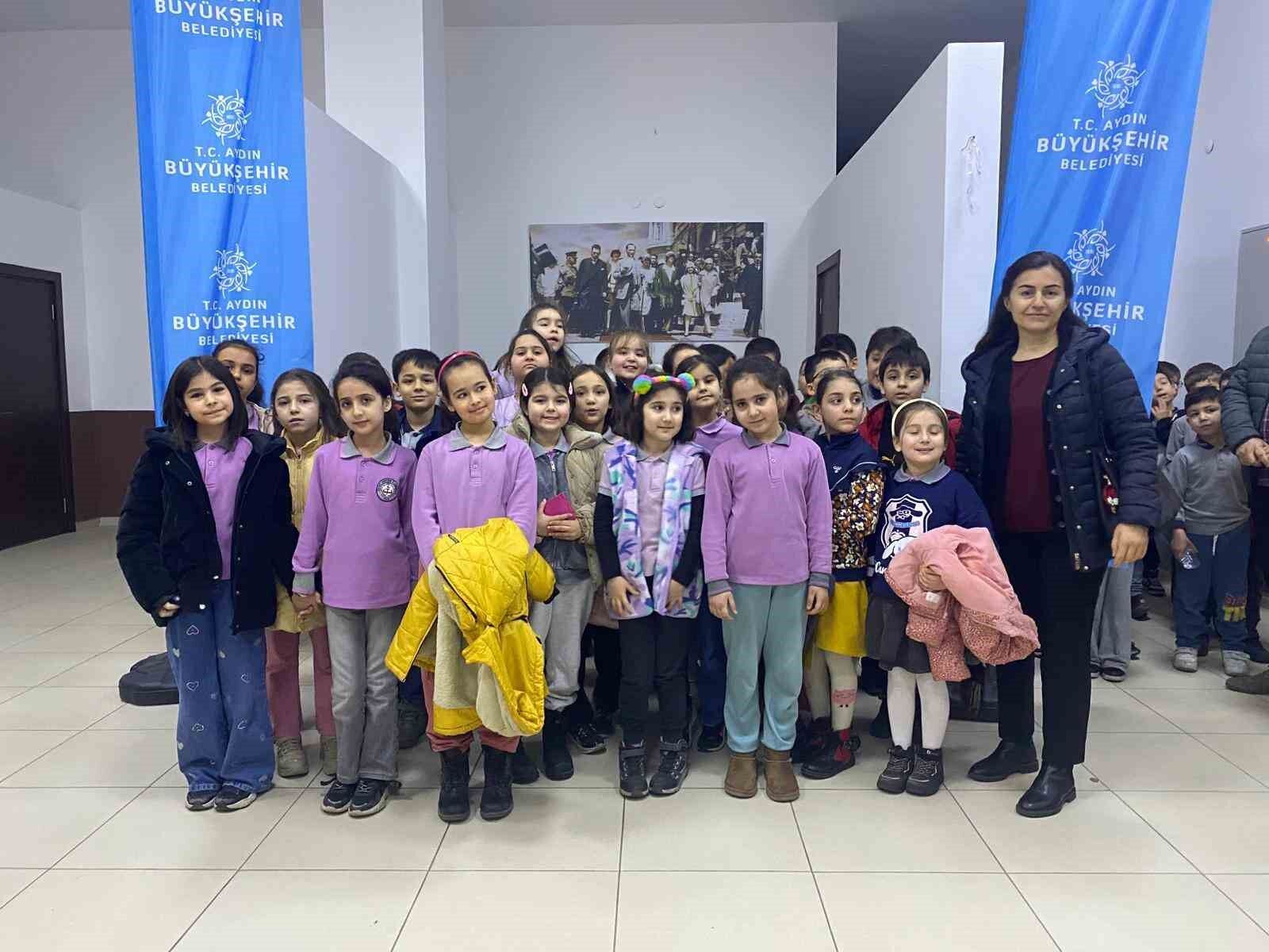 Baskan Cercioglu Incirliovada Cocuklari Tiyatro Ile Bulusturdu 9C91C2F6D3D3E0A5C761A1F78061Cdd1