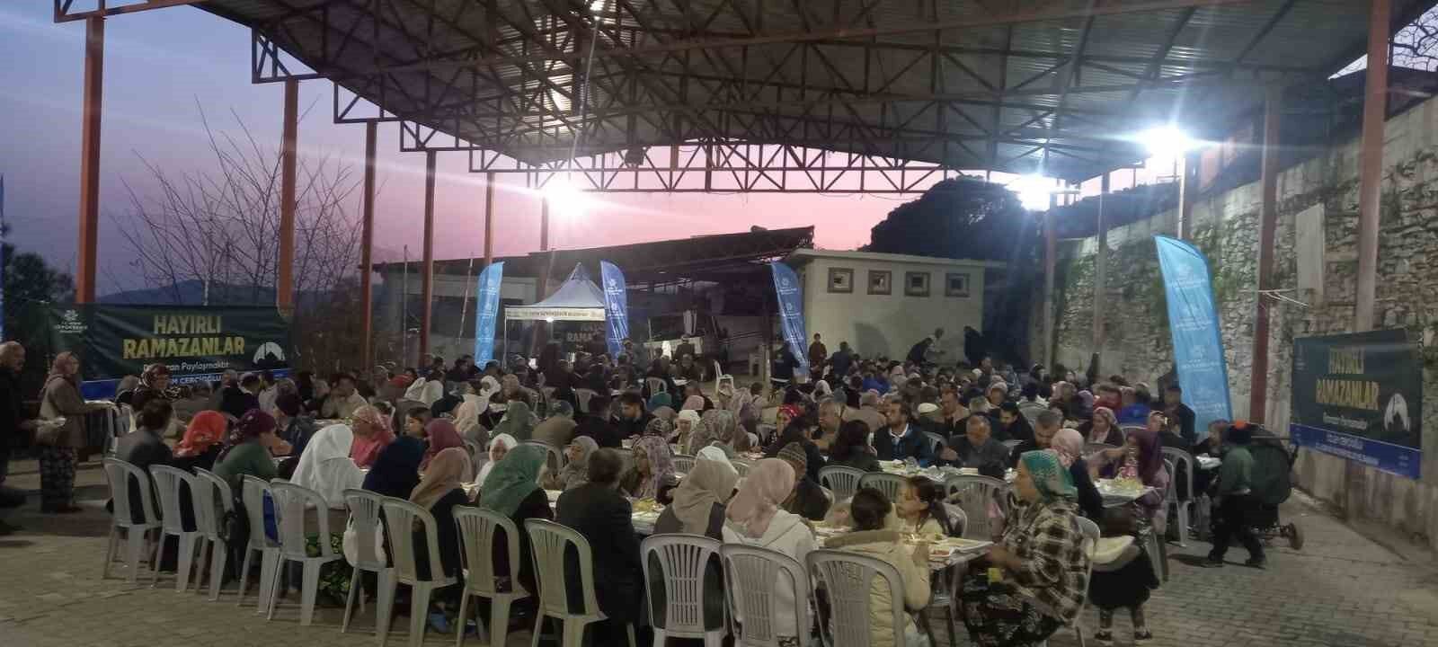 Baskan Cercioglu Vatandaslari Iftar Sofrasinda Bulusturuyor 917Caf4E332Aa5018549B314Cd64B3A7