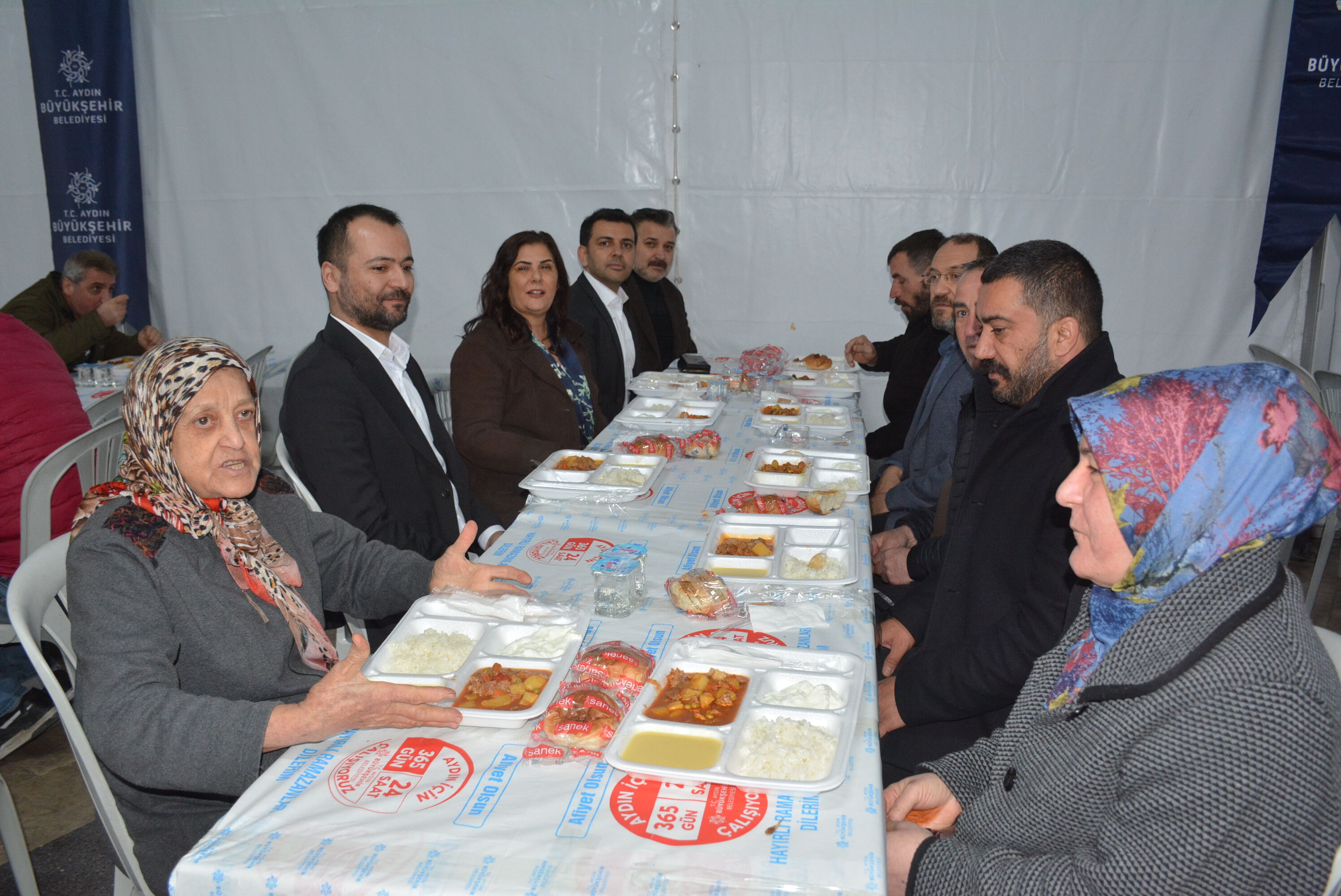 Baskan Cercioglu Ve A Takimi Iftarda Vatandaslarla Bulustu 644589 118123C8472380890D01Ae1167E32A1C