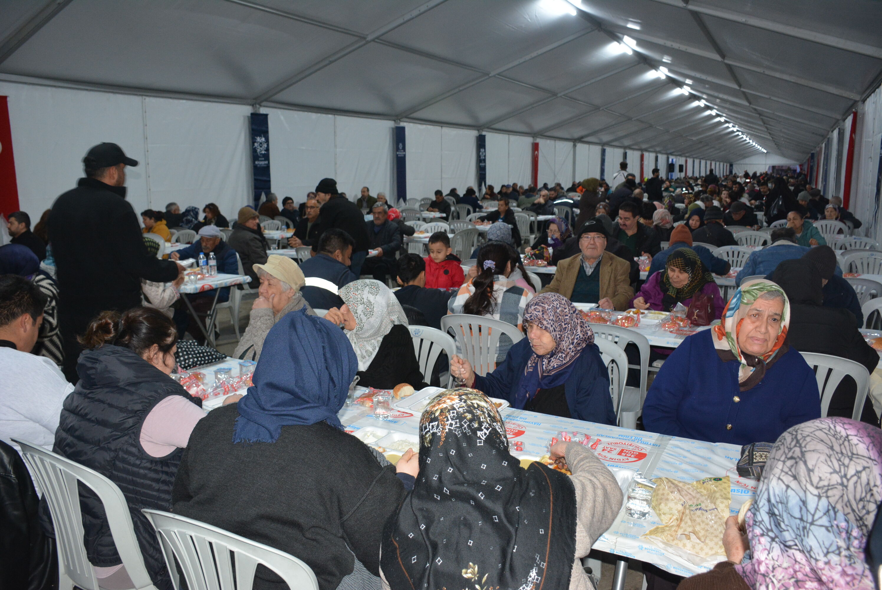 Baskan Cercioglu Ve A Takimi Iftarda Vatandaslarla Bulustu 644589 9Fc569Debbebfc03901B231B3Bbae940