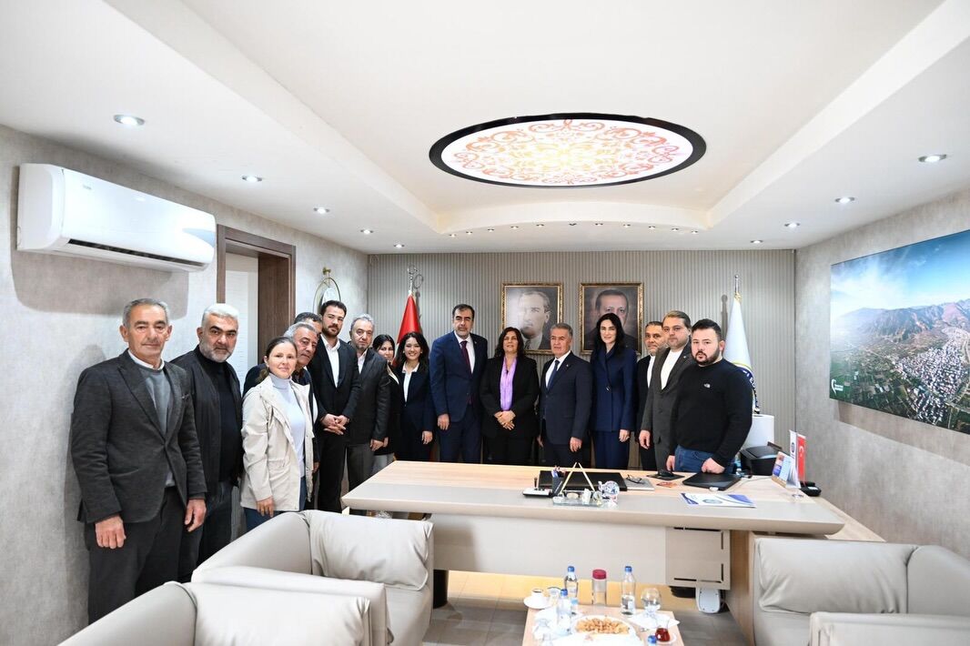 Baskan Erol Cercioglunu Ciceklerle Karsiladi 651120 Ef14F5F6Aaae60239E9A99Dc2Aa72E0E