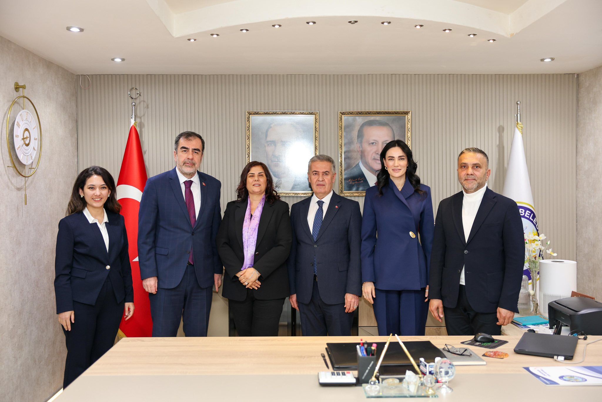 Baskan Erol Cercioglunu Ciceklerle Karsiladi 651120 F68684993A87D4702E31E21B4C4E1268