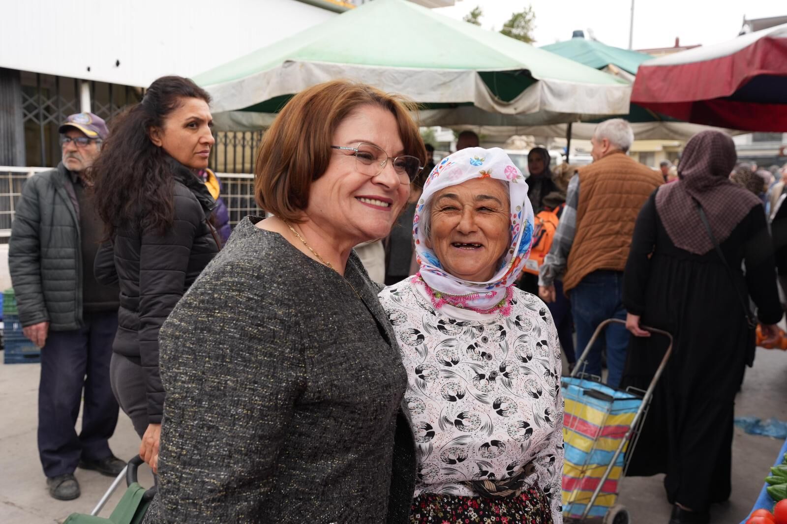 Baskan Gencaydan Pazar Esnafina Bayram Oncesi Ziyaret 648366 Fa0D236Bb549Dd4D258Fa7517C46A603