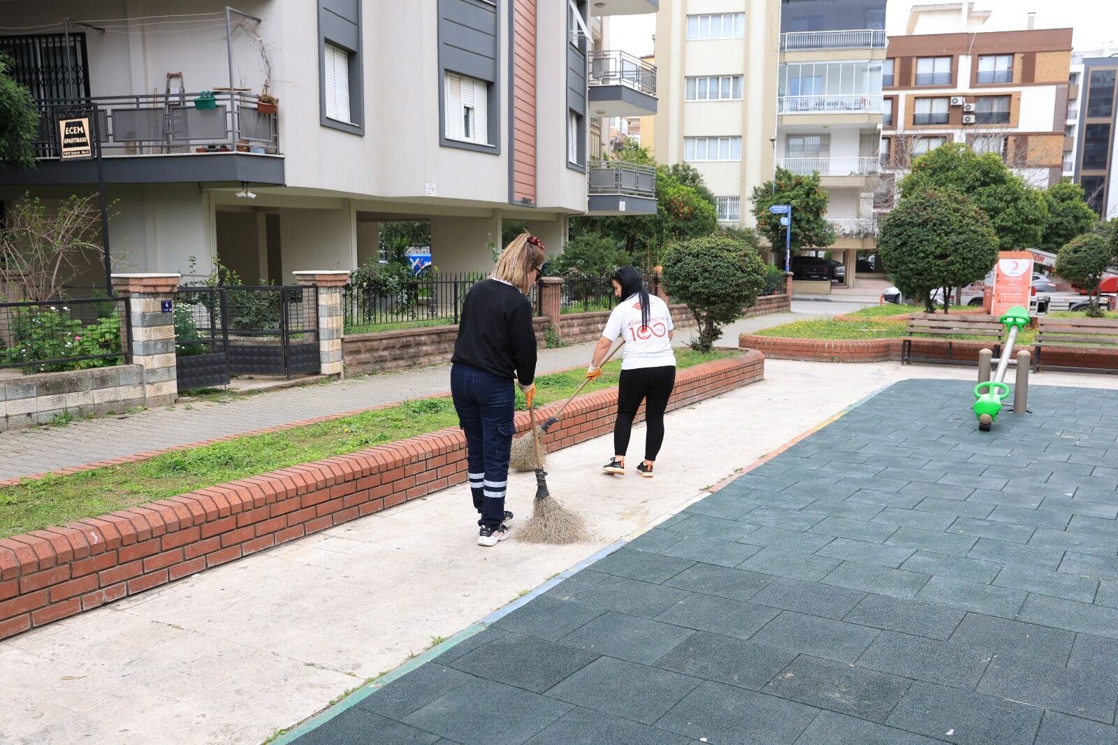 Baskan Yetiskin Ile Efelerin Parklari Daha Guvenli Daha Konforlu 651267 A2726E6B5E3B521D56F58780C8E454E4