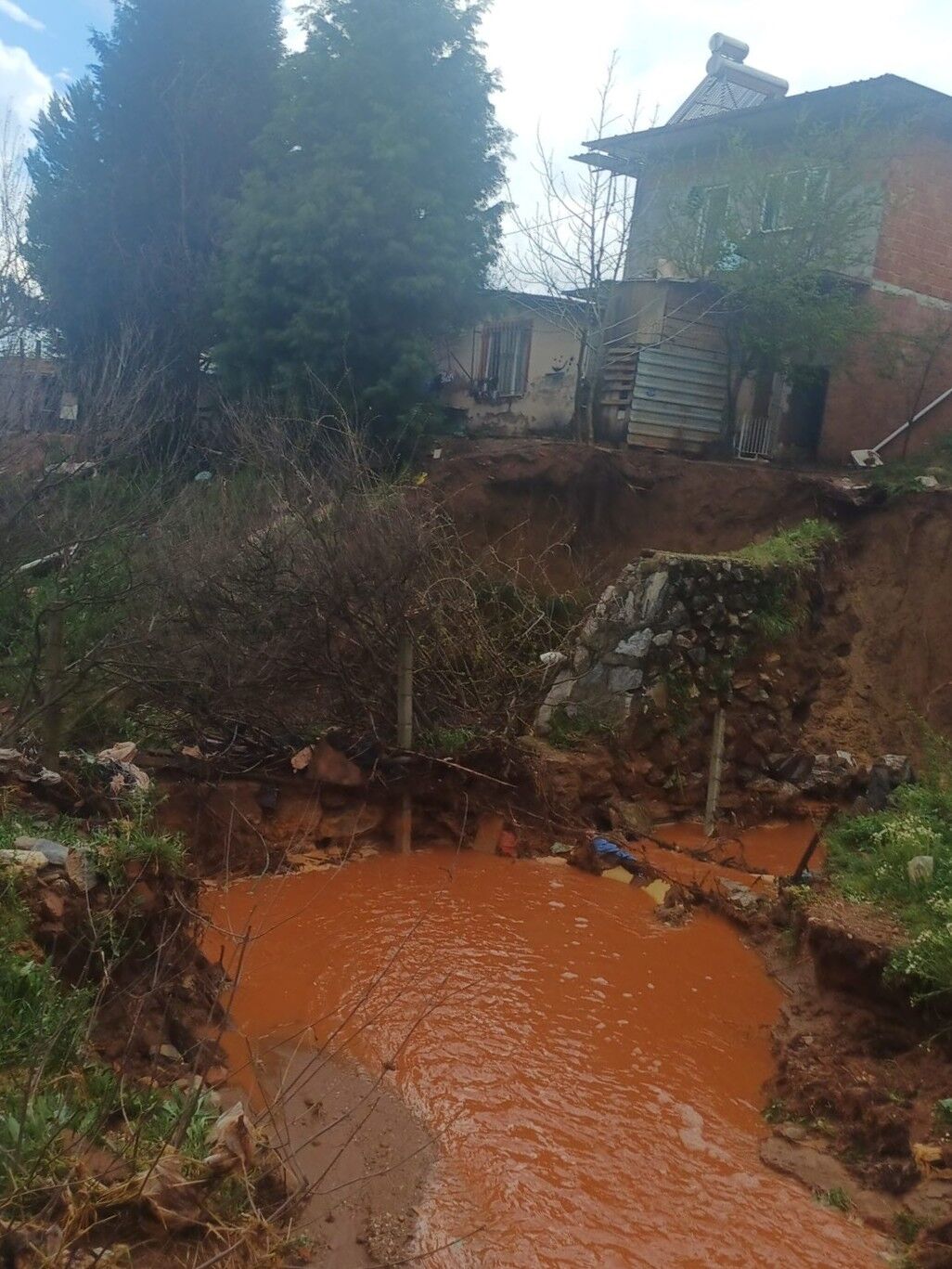 Cakirlar Cayi Tasti Yikilma Riski Olan Ev Tahliye Edildi Fcf10C02E54F212E27137D424Ff62074