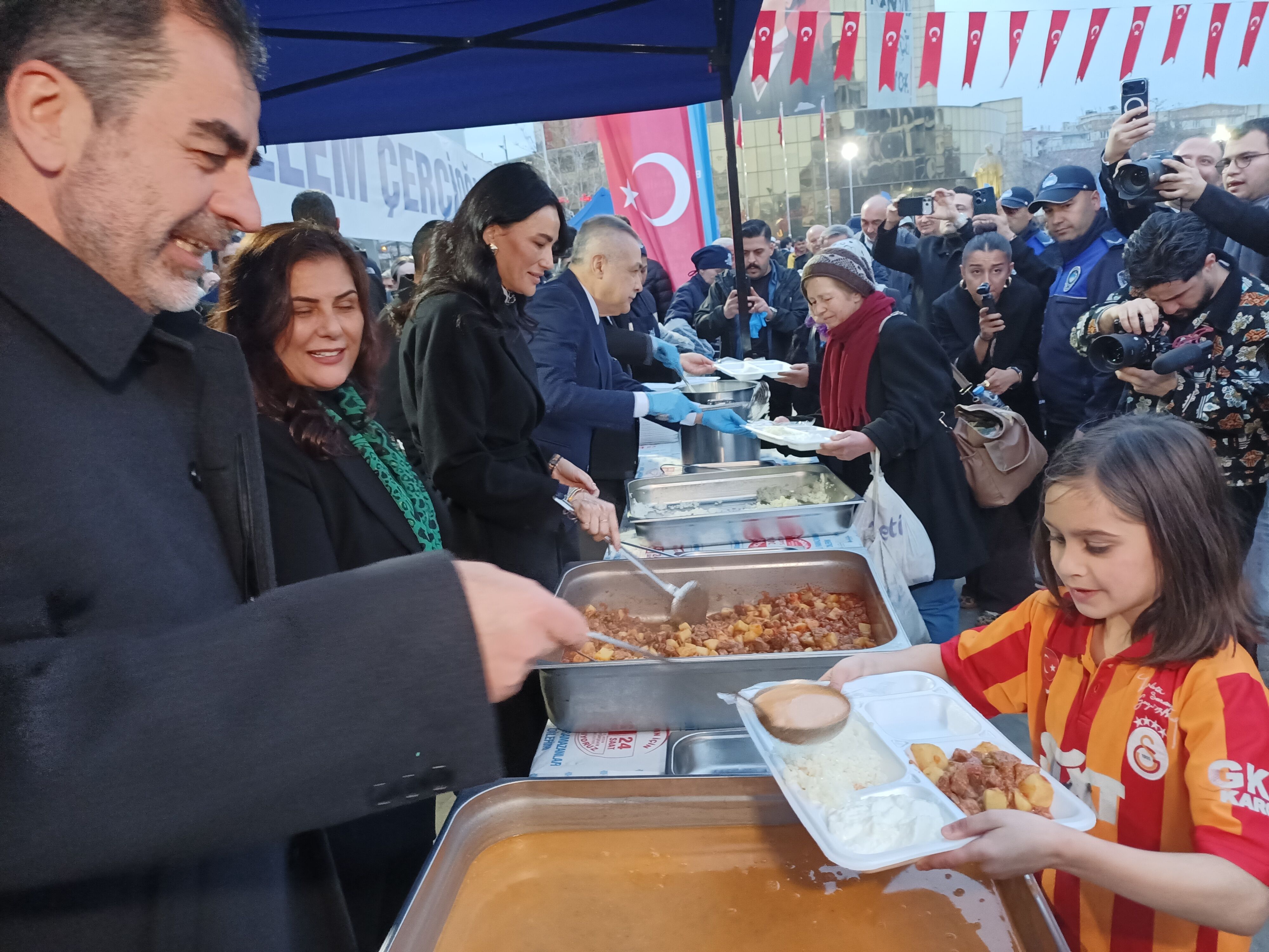 Cercioglundan 10 Bin Kisilik Dev Iftar Sofrasi 648078 8E062Bd69F636A3A9308Eb1De7A21Dc4