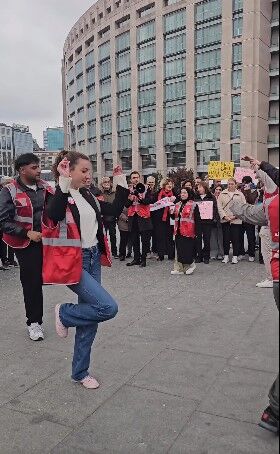 Chpli Gencler Caglayan Adliyesi Onunde Zeybek Oynadi 647712 90Eeb02Bdd3Cf03E84Cd3Bd67F38393F