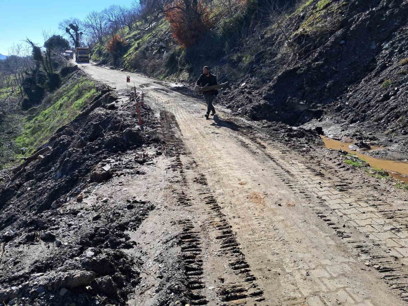 Demirhan Ile Cobanlar Arasindaki Yol Yeniden Ulasima Acildi F5456Be2C6F7D33F11A856Ad97A265B8