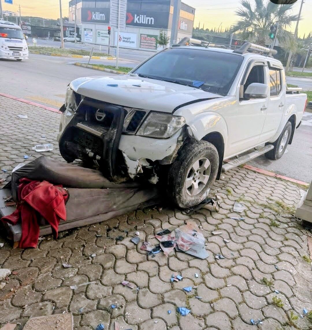 Direksiyon Hakimiyetini Kaybetti Dukkana Daldi 651421 Bfc6Abe9A1C815Ae3Dfce423760823E3