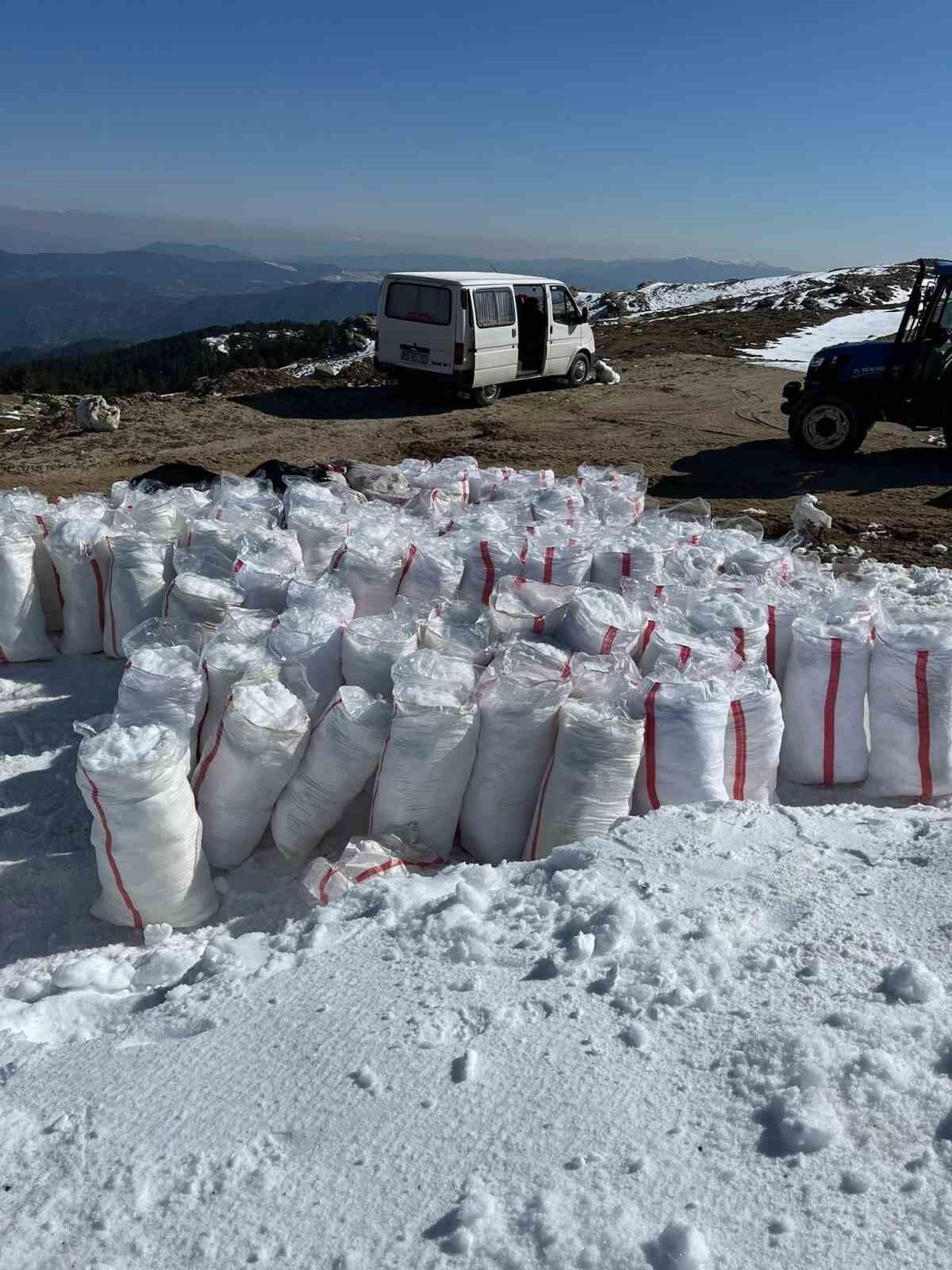 Dondurucu Zirvede Toplanan Kar Yazin Serinleten Lezzete Donusuyor 1A0C48E9232C3Ed0C3Ba69F83Eaf3E52