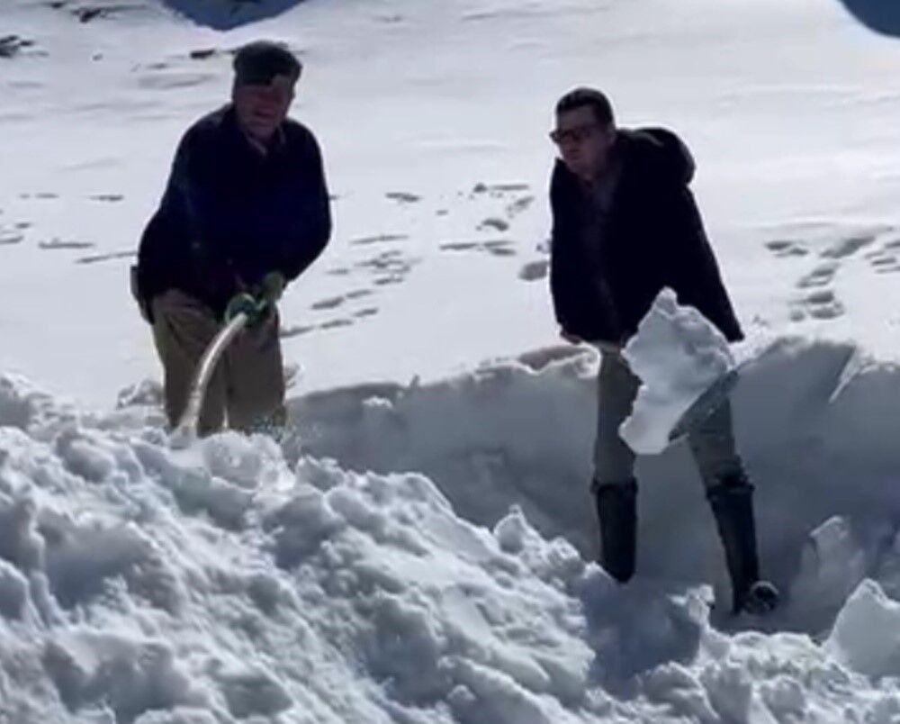 Dondurucu Zirvede Toplanan Kar Yazin Serinleten Lezzete Donusuyor 73381E13C8Ff38F84E6Da859B8B86Cc8