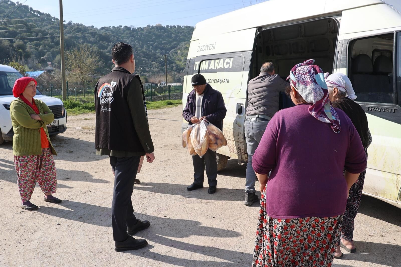 Ekmek Dagitimina Cikti Vatandaslarla Bulustu Baskan Arici Vatandasimizin Ayagina Hizmet Goturuyoruz 644756 40Cdb295F0722726B253E586B218Ab7A