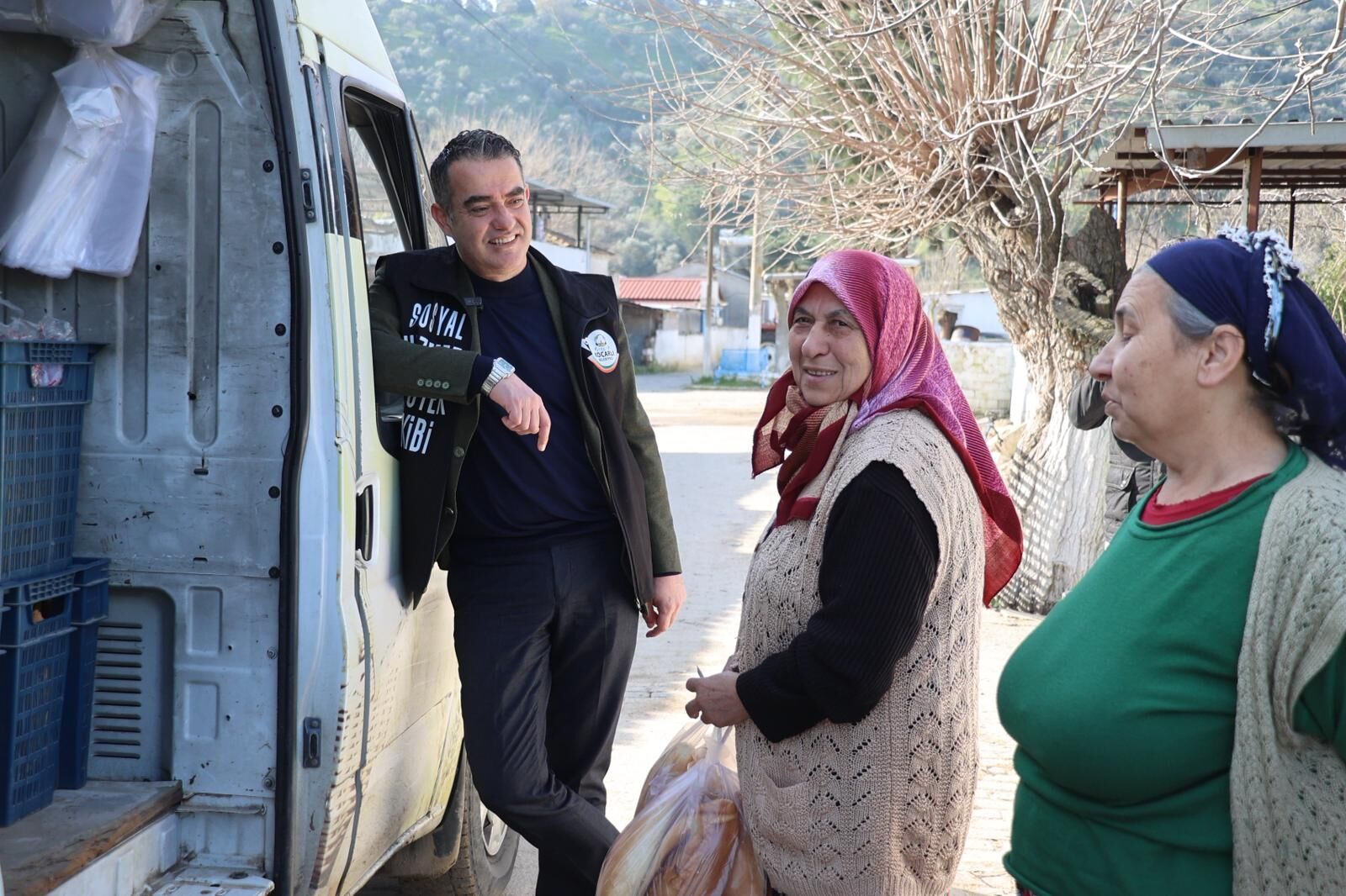 Ekmek Dagitimina Cikti Vatandaslarla Bulustu Baskan Arici Vatandasimizin Ayagina Hizmet Goturuyoruz 644756 9142D3E19B08661B0683Ed0F53Dffc69