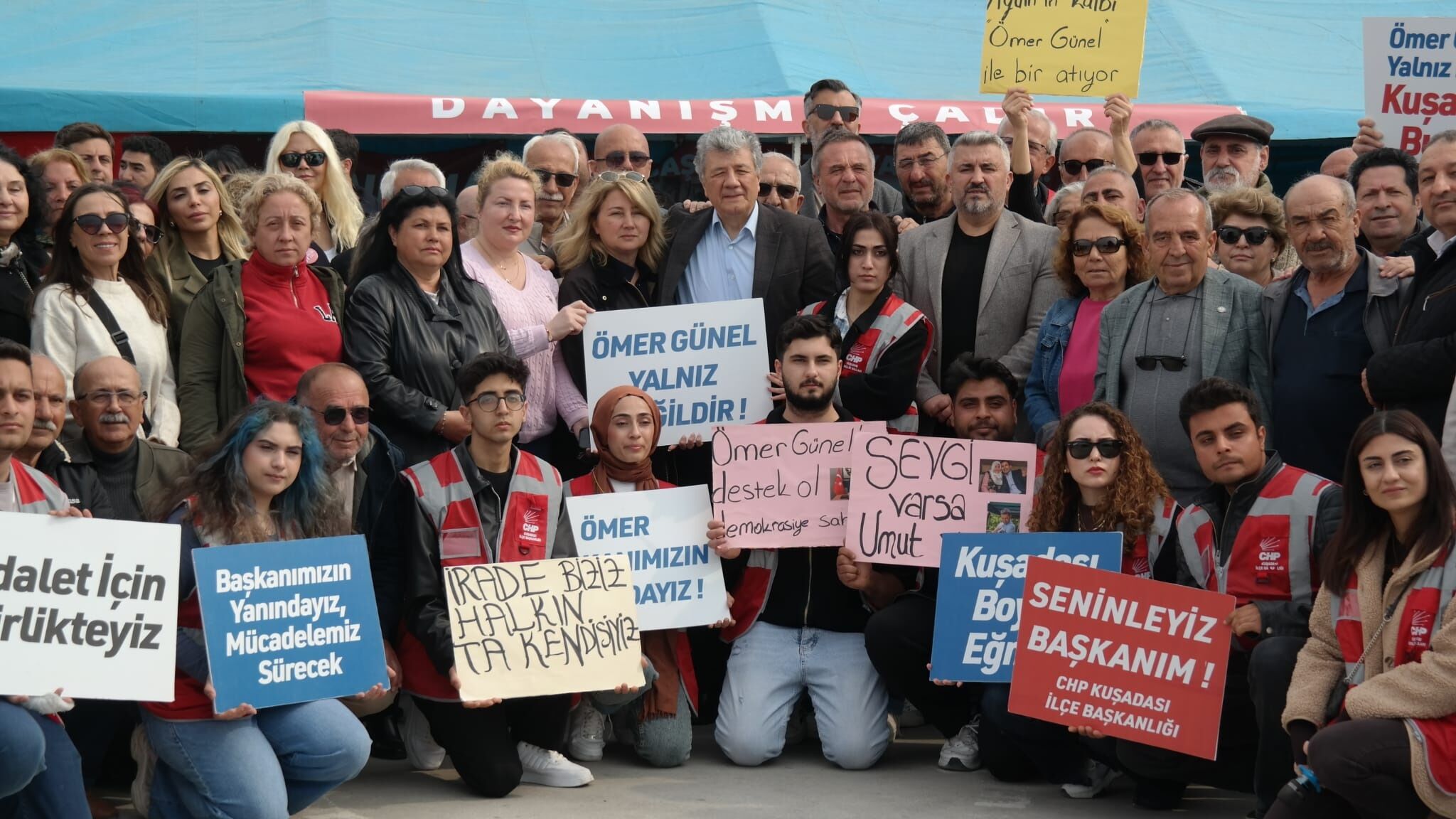 Gazeteci Balbay Baskan Gunele Destek Icin Kusadasinda 649576 8133F15B4Bacab5Cd78513Fd0E256A81