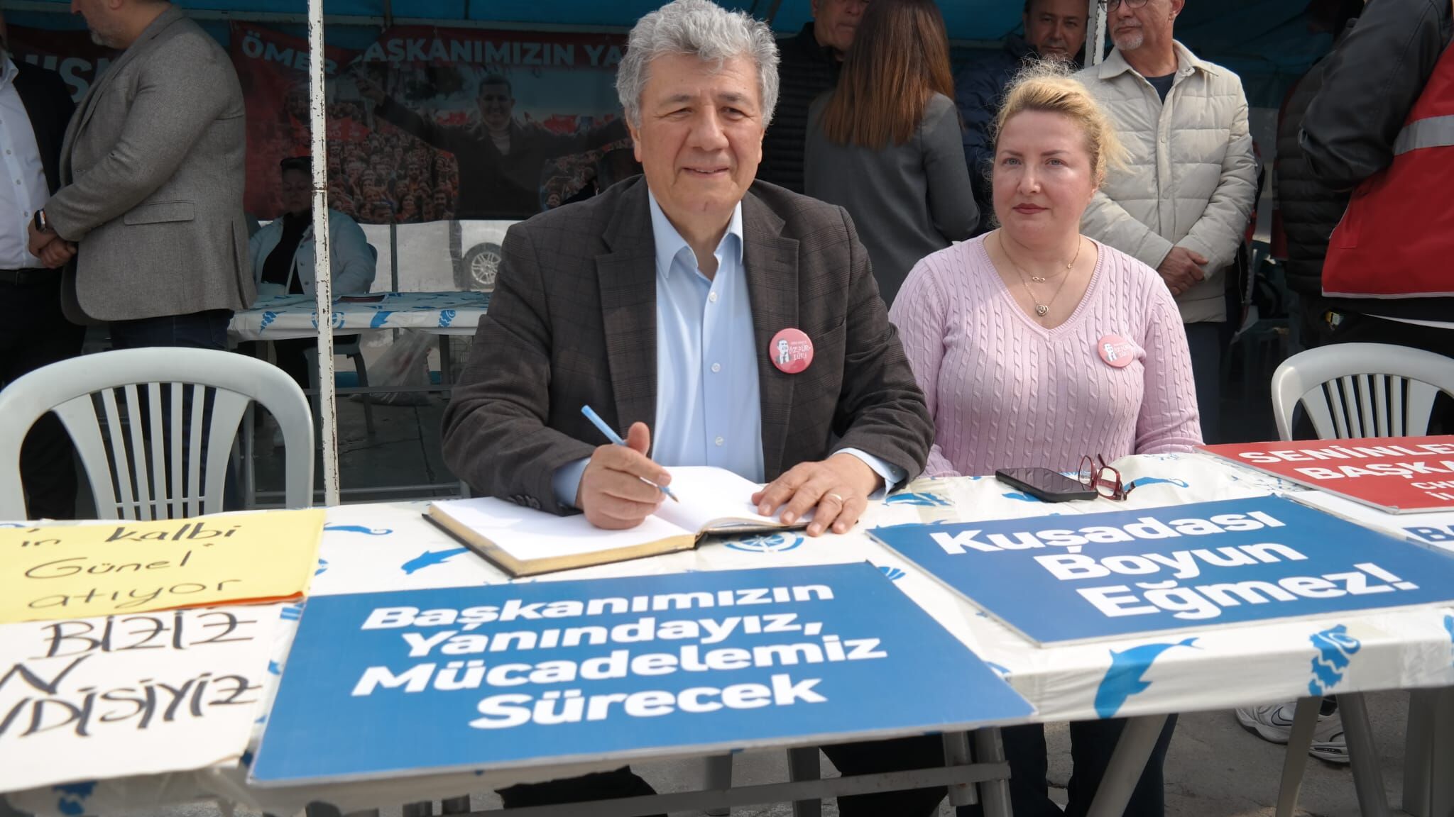 Gazeteci Balbay Baskan Gunele Destek Icin Kusadasinda 649576 Aaa0D68A223E9Caffec043Af8C845560