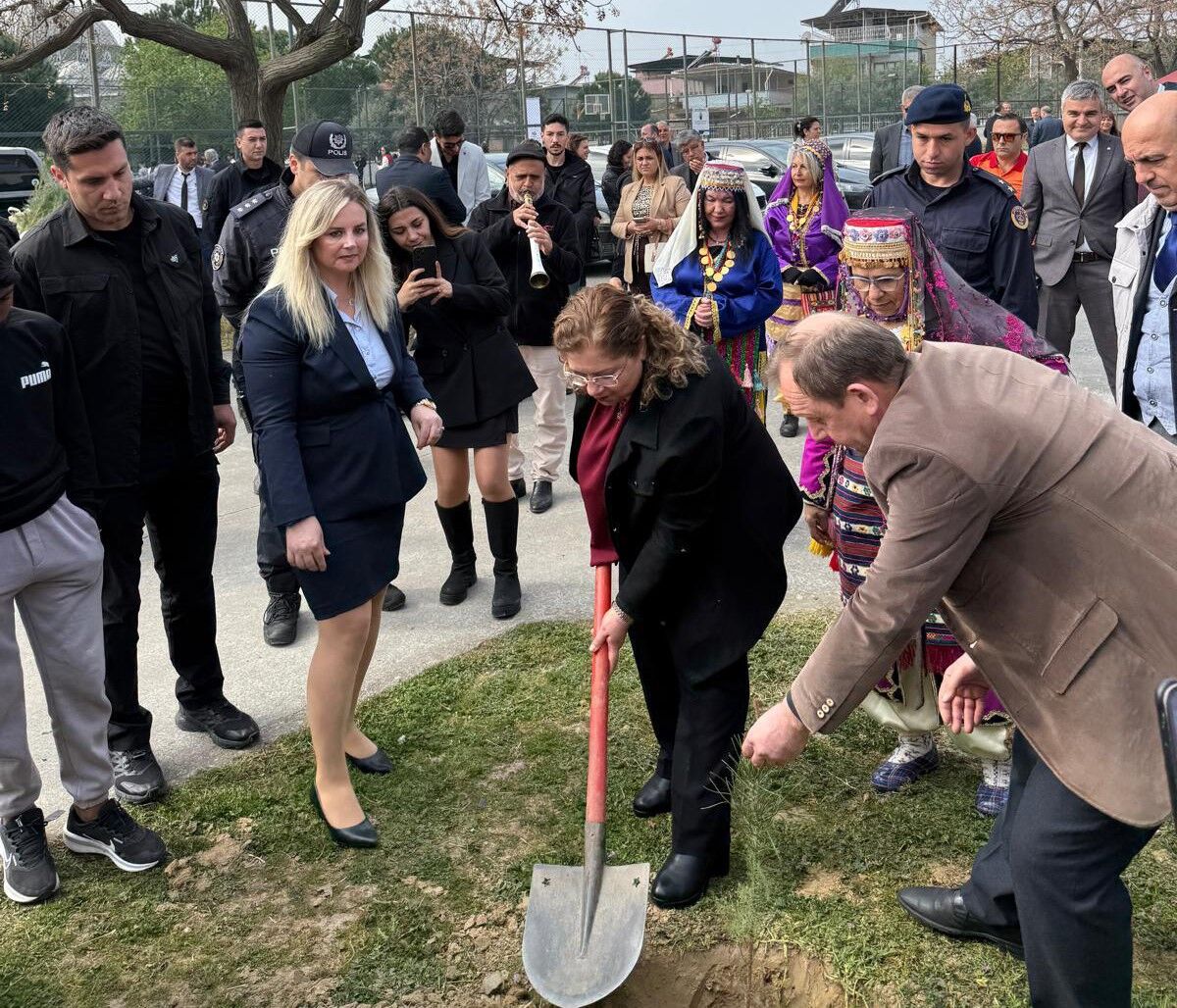 Germencikte Hem Fidan Diktiler Hem De Dagittilar 09Ff5766Ff19703A988B69313073Daa4