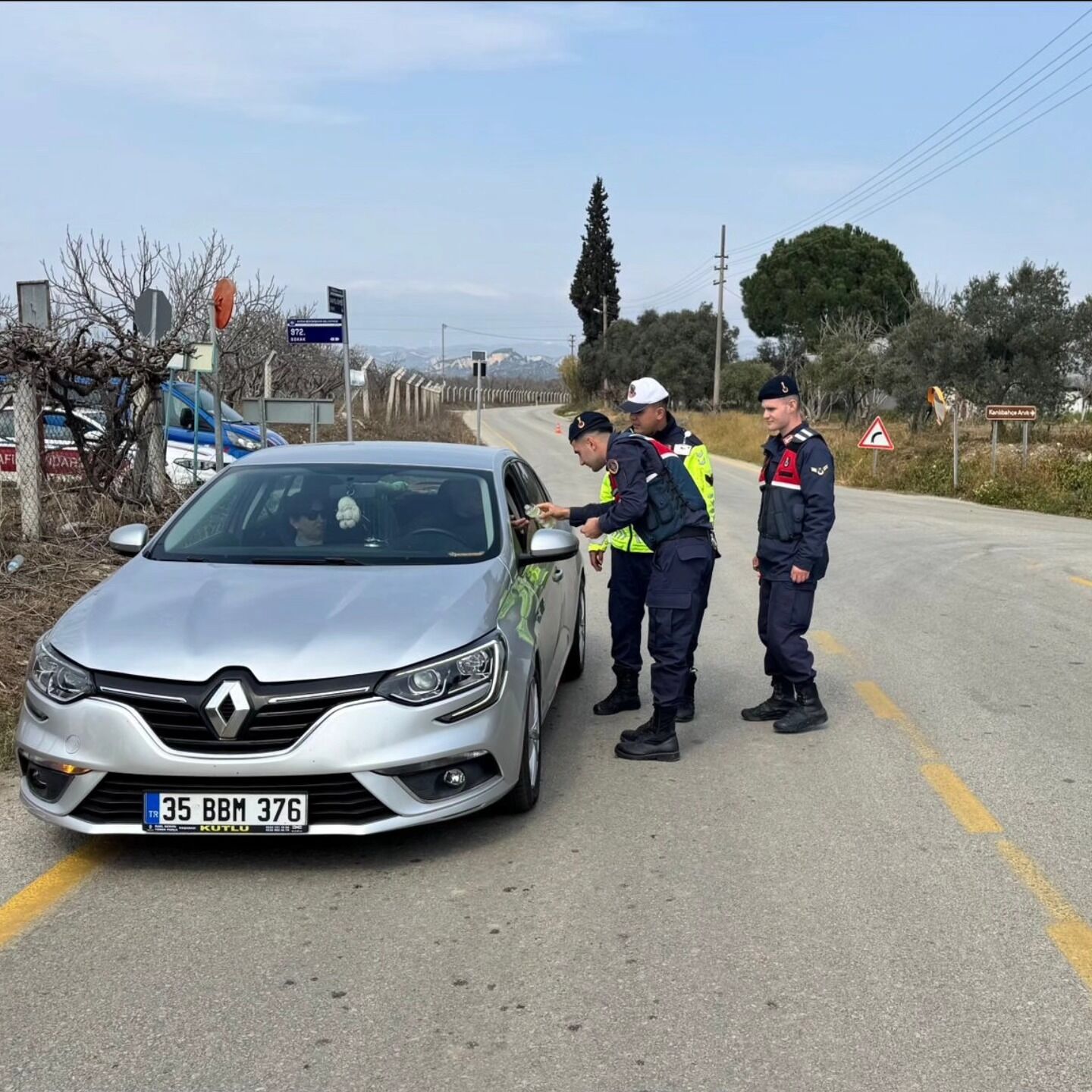 Germencikte Jandarmadan Kolonya Ve Sekerli Uygulama 648979 191D95Acef277B4Ed5B62875635A2812