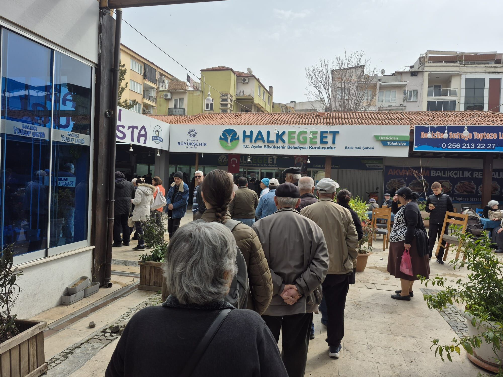 Halk Ege Et Subelerinde Uzun Kuyruklar Olustu Vatandas Akin Etti 648225 41B9D07Eb1E64D6029B8A33A96Fb0A96