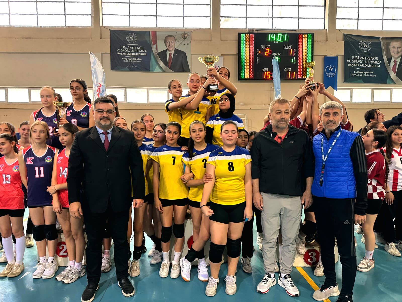 Incirliovada Voleybol Heyecani Sampiyon Cemal Gurbuz Atik Ortaokulu 644386 09E11863C7A47143Cd5Ff3803A1237D2