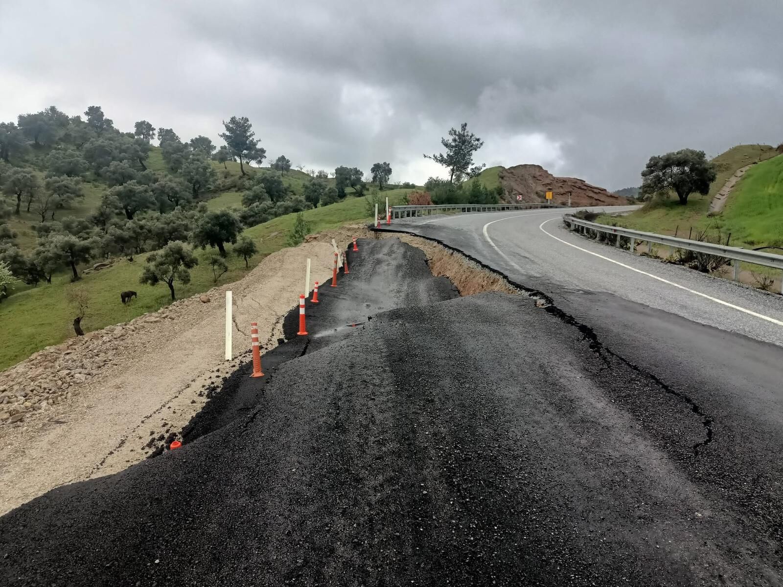 Incirliovada Yol Coktu Muhtar Uyardi 650759 8365F355C53Da2D03B1Aff3Cd13B3F86