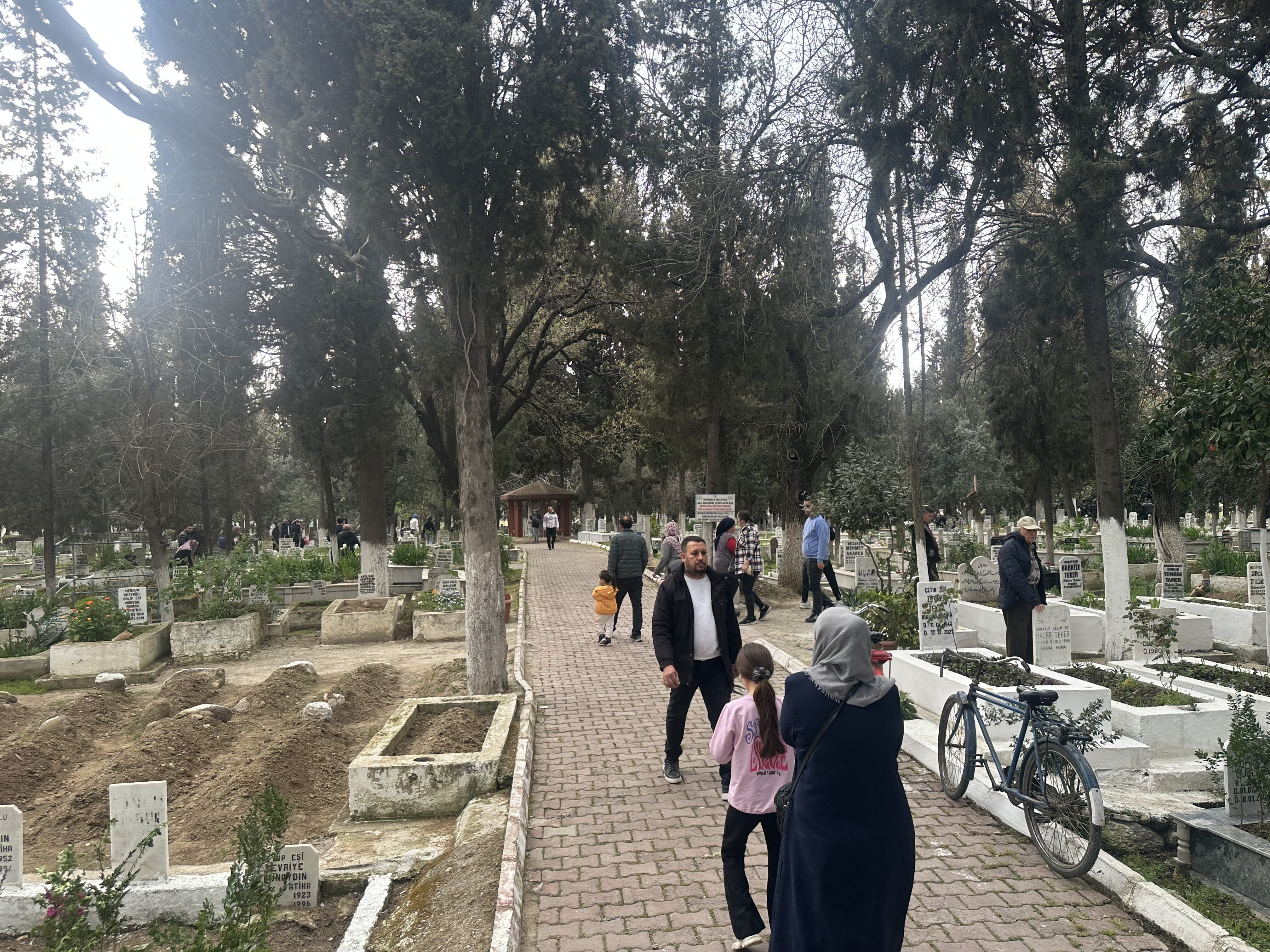 Incirliovalilar Mezarliklara Akin Etti 648654 Bb02Cf99D59Bf375A894A4F1Bcf879E4