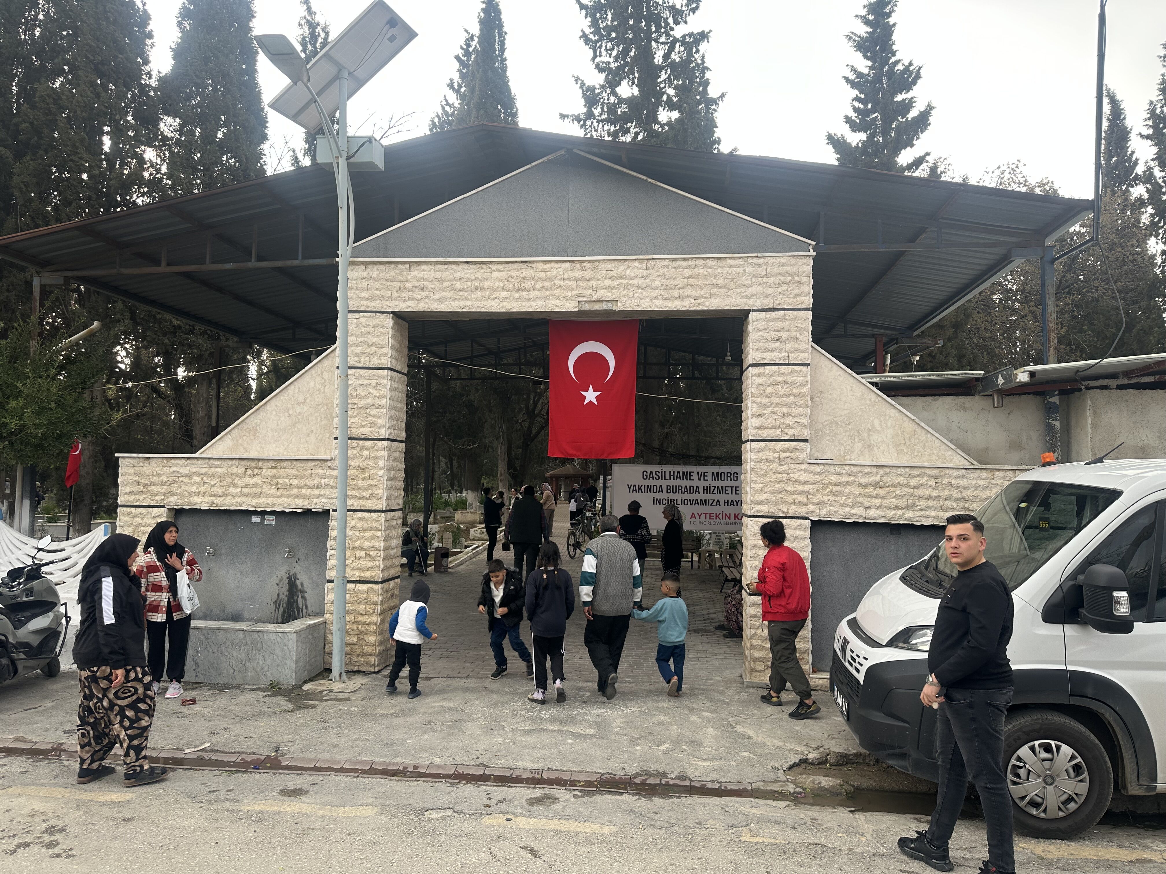 Incirliovalilar Mezarliklara Akin Etti 648654 Cf262F82Ada08329F9Fbec06C6E662B0