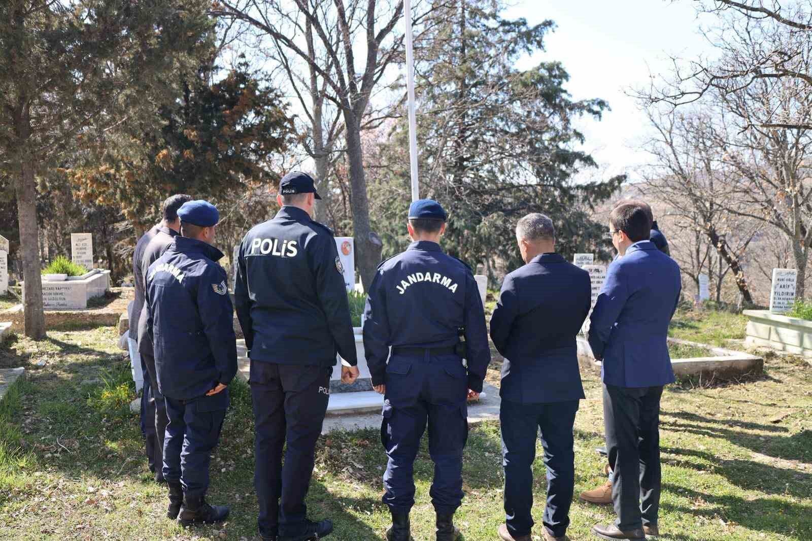 Karacasulu Sehit Kirez Mezari Basinda Anildi 4Fde200Bc16B2D6968F60E7D387Ba2Ea-1