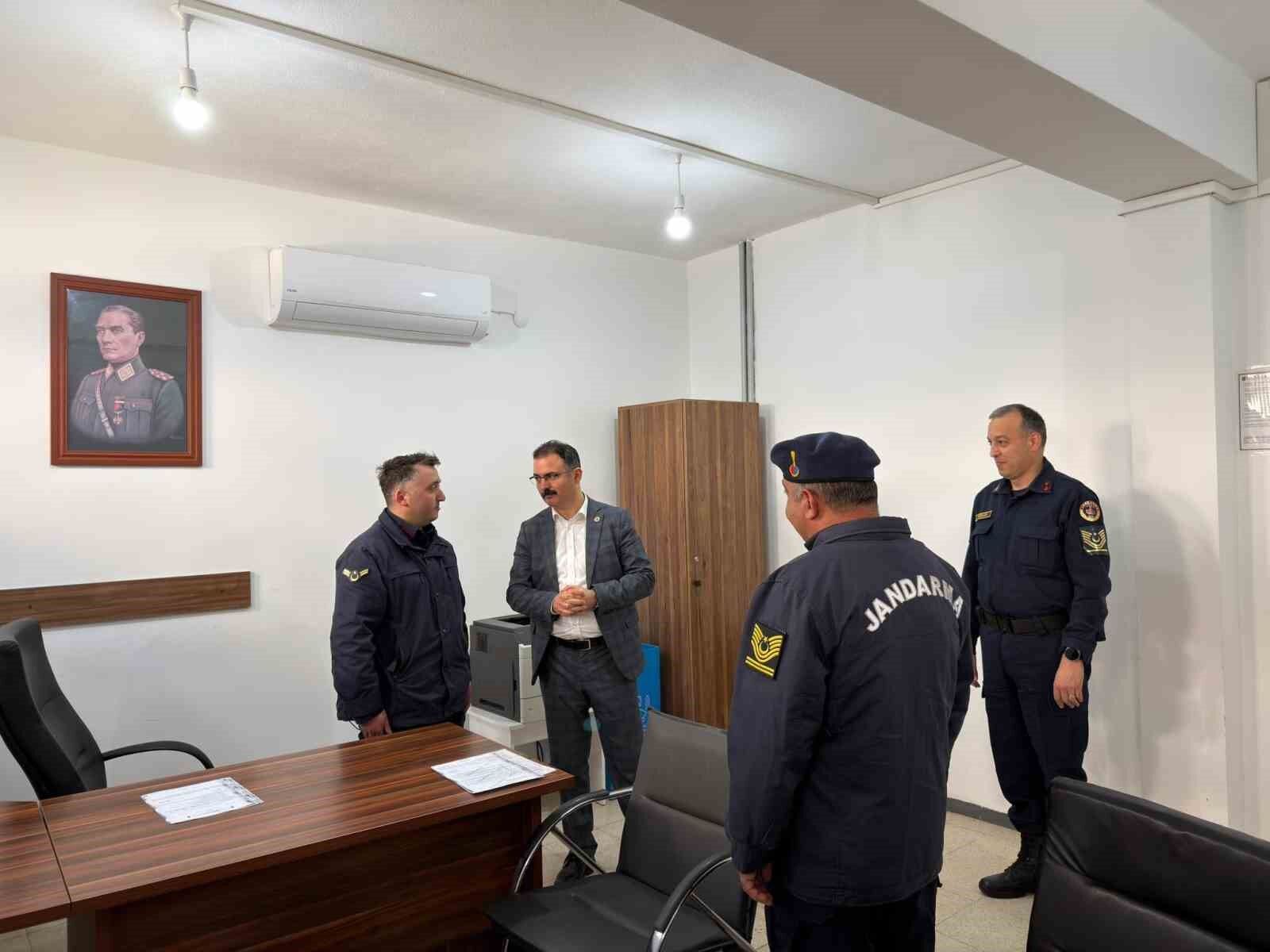 Kaymakam Ates Ilce Jandarma Personeliyle Bulustu 4Ee85361A49467D1F18Dea0B07Ac5A78