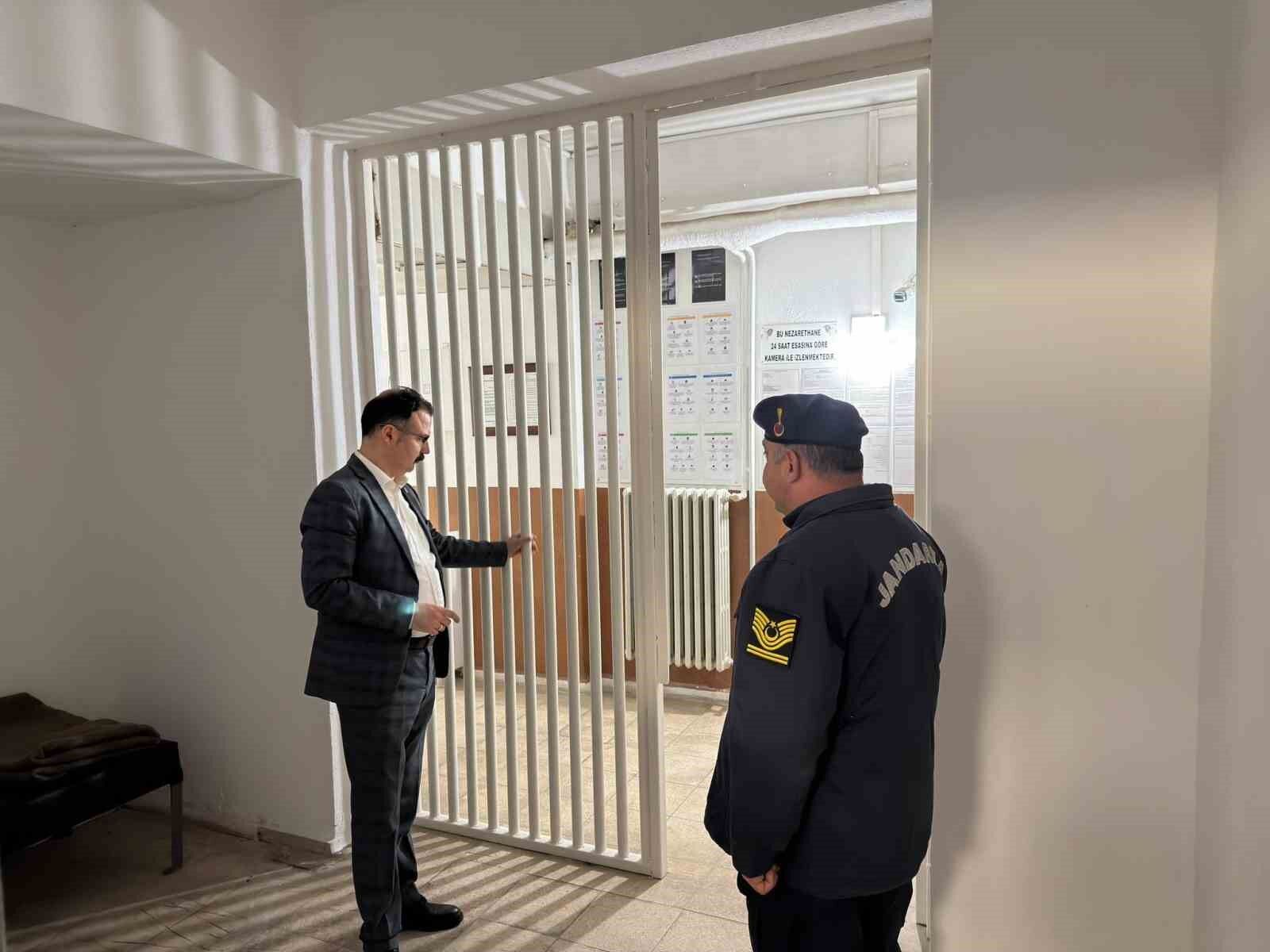 Kaymakam Ates Ilce Jandarma Personeliyle Bulustu 6F535E7A89693C695Bdc671904699029