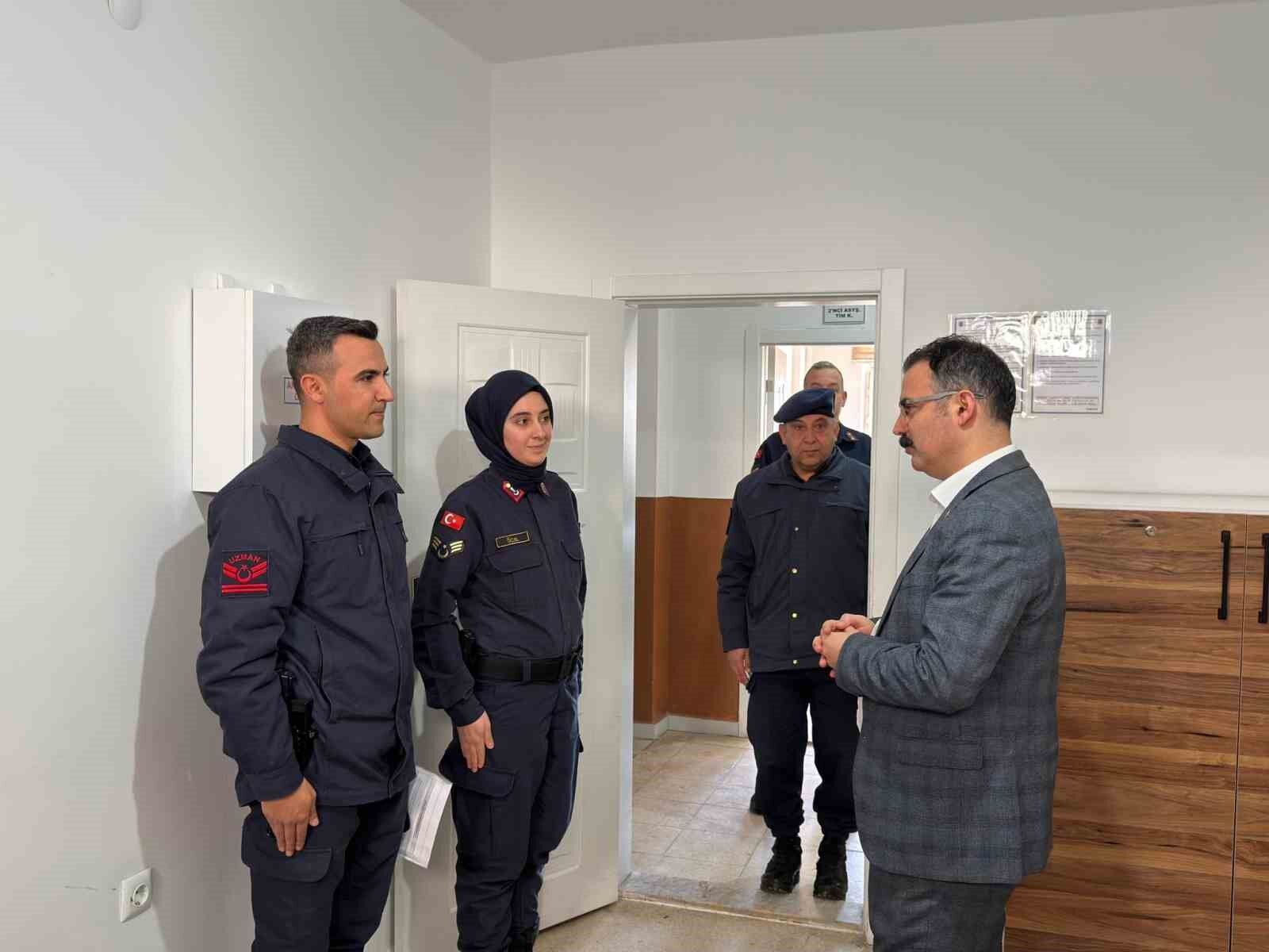 Kaymakam Ates Ilce Jandarma Personeliyle Bulustu Cb77701E25D85214619631Ee8A508137