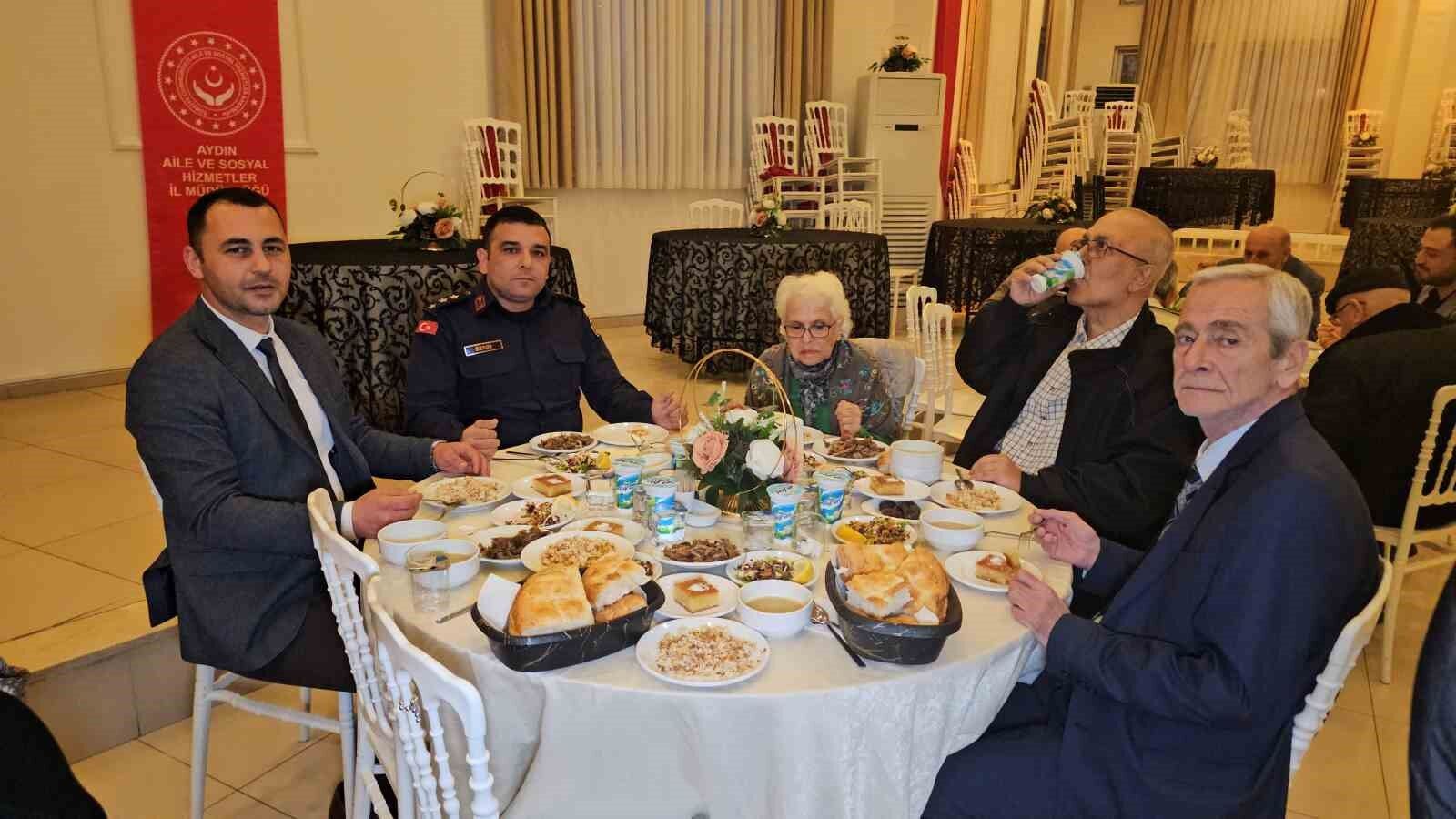 Kaymakam Kan Huzurevi Sakinlerini Iftarda Agirladi B28Bb152Ecd41296Eb9F7B933133A25C