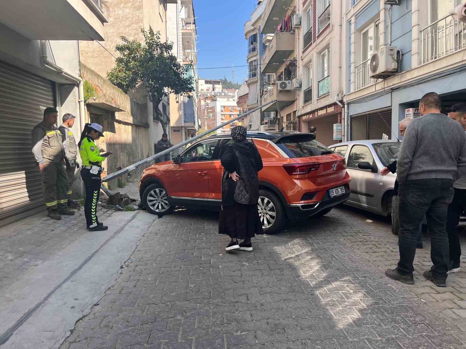 Kontrolden Cikan Otomobil Aydinlatma Diregini Devirdi 0Fdadf6E92B04Cf4Ca94859Bc389E607