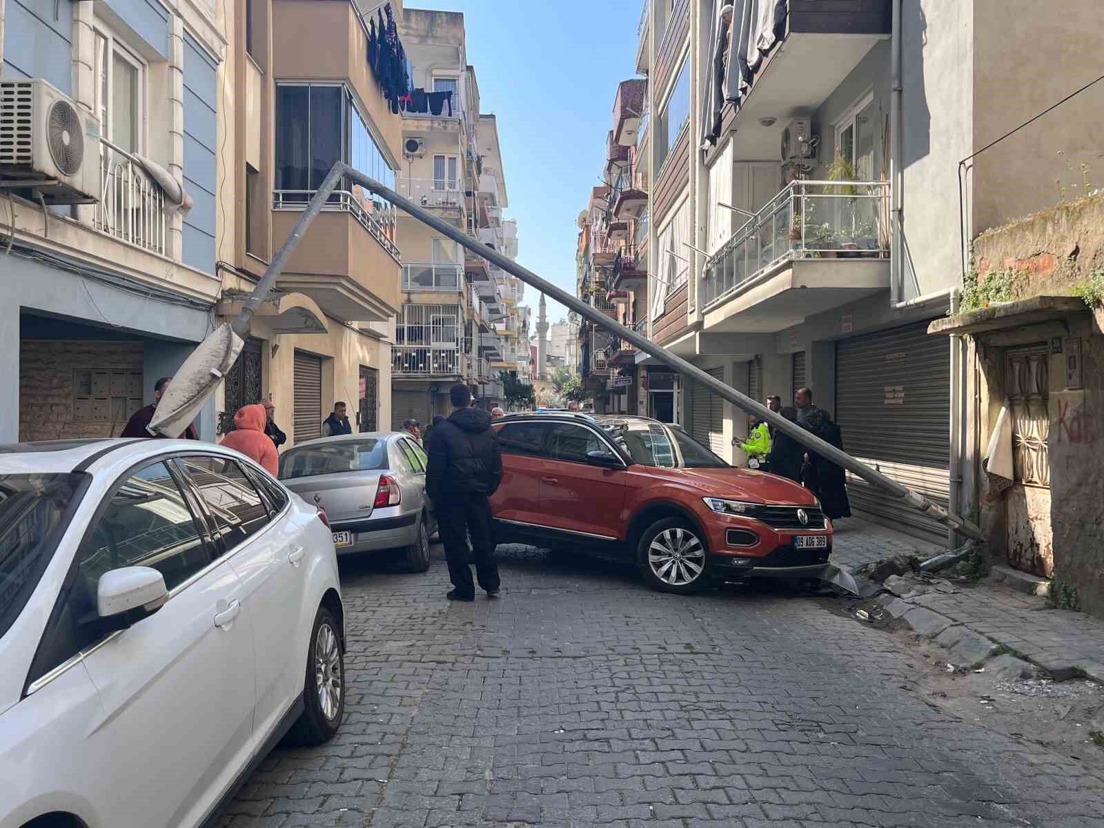 Kontrolden Cikan Otomobil Aydinlatma Diregini Devirdi Cbb2C742176A73F49A65A6F268F4C919