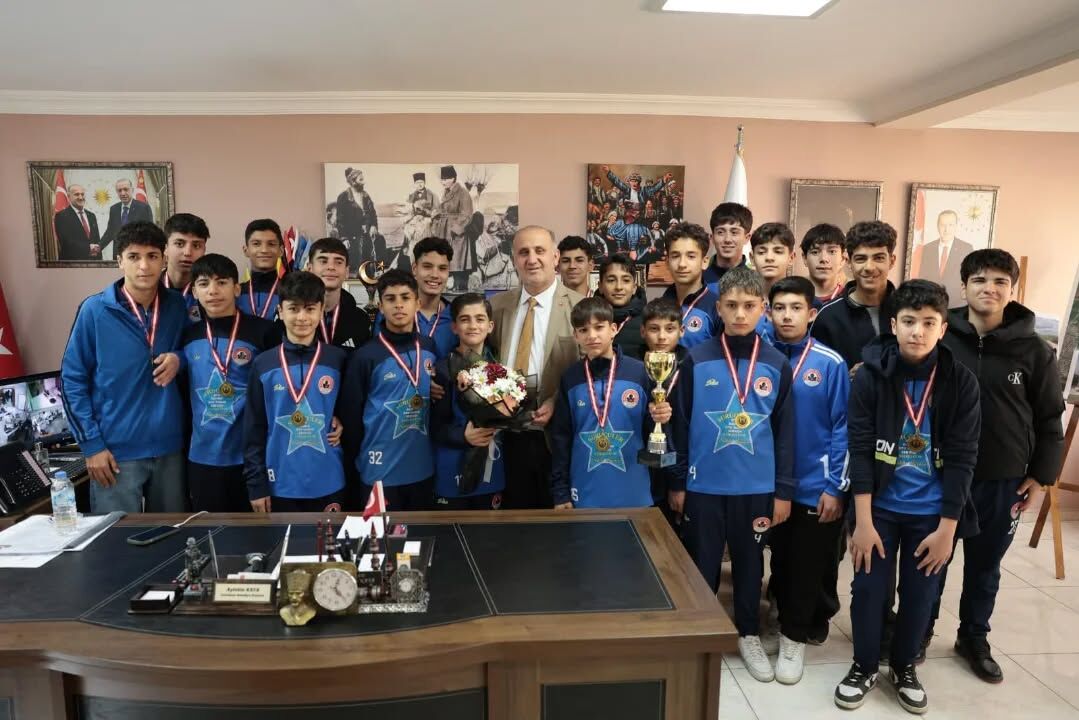 Kupayi Alip Baskan Kayayi Ziyaret Ettiler 651311 3B8D7132140E3F498B60F37162Aa8F72