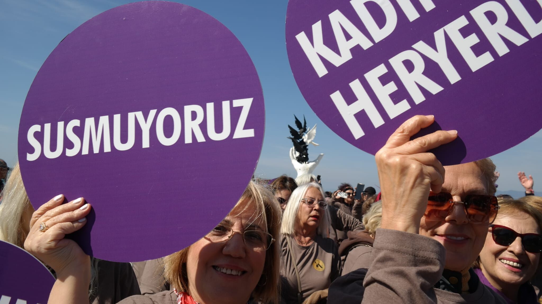 Kusadasinda Kadinlar Tek Yurek Oldu 645362 Dc268Ffbcebd9372C2Ea9656Cdec7F13