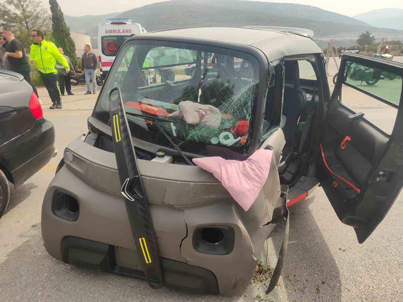 Kusadasinda Otomobil Ile Elektrikli Arac Kafa Kafaya Carpisti 4 Yarali Fa90387871Fec8E44D661811F70F6Ca5