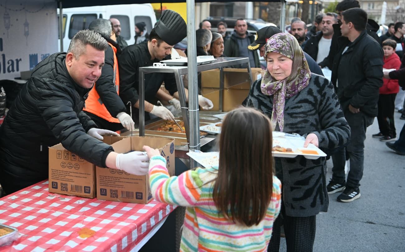 Kusadasinda Ramazan Bereketi Paylastikca Cogaliyor 643701 273Ae87C242230147Fc4F8Ef844C47Ca