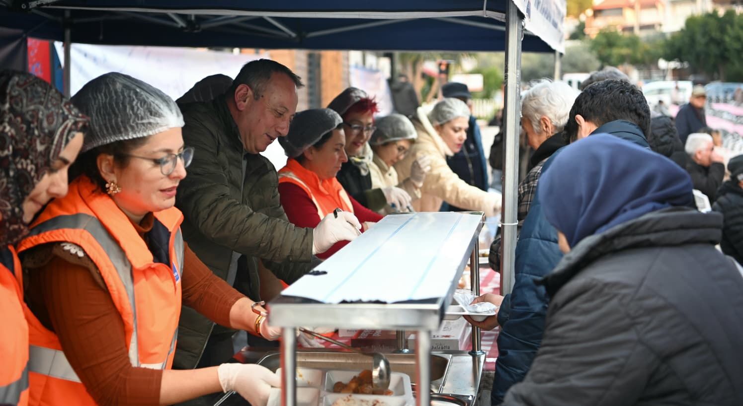 Kusadasinda Ramazan Bereketi Paylastikca Cogaliyor 643701 96E8C2D58D6Dacbcc44322F7A706C677