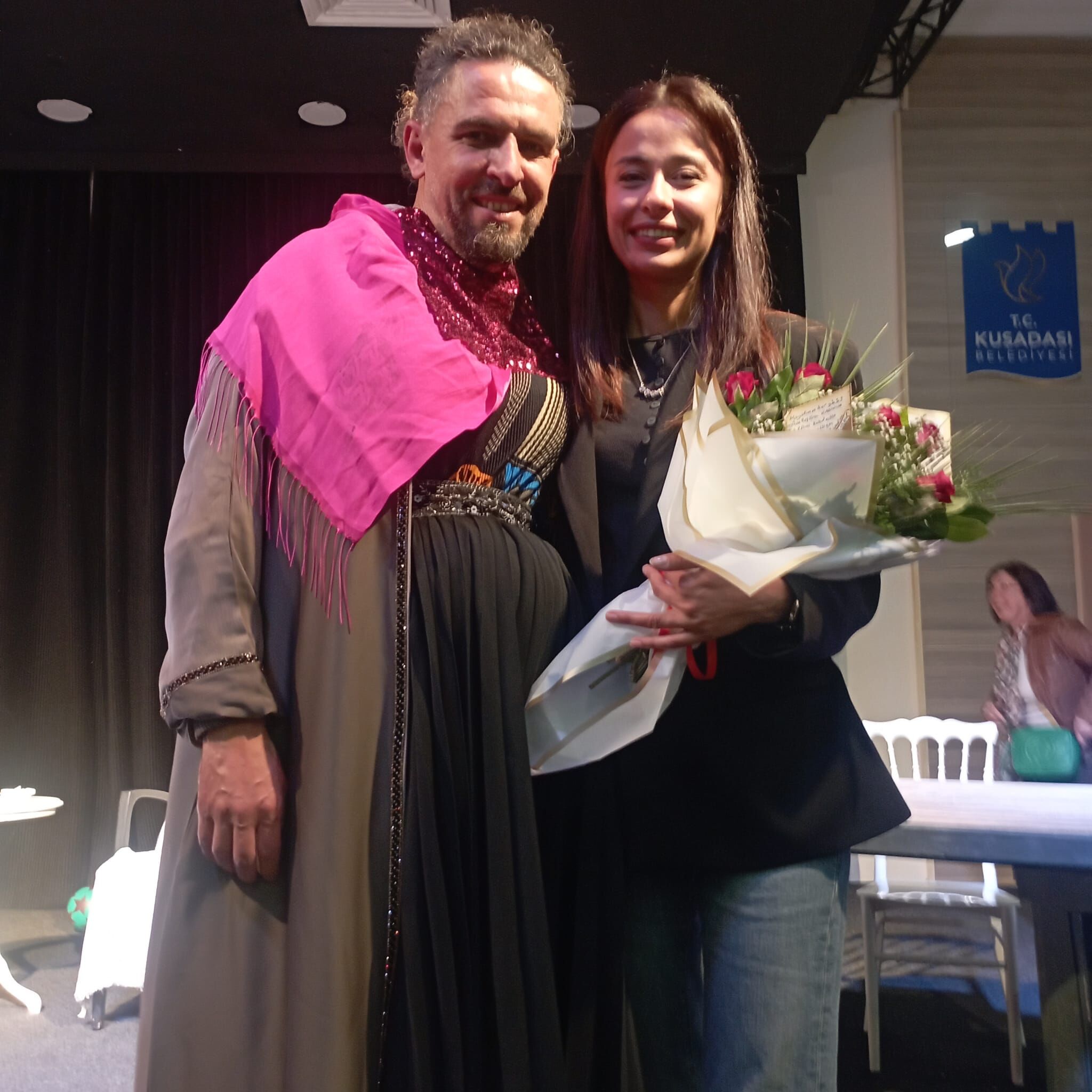 Kusadasinda Tiyatro Sahnesi Evlilik Teklifiyle Taclandi 649991 1A5025C6487D9F6E6B5Addf3F2Bf97B2