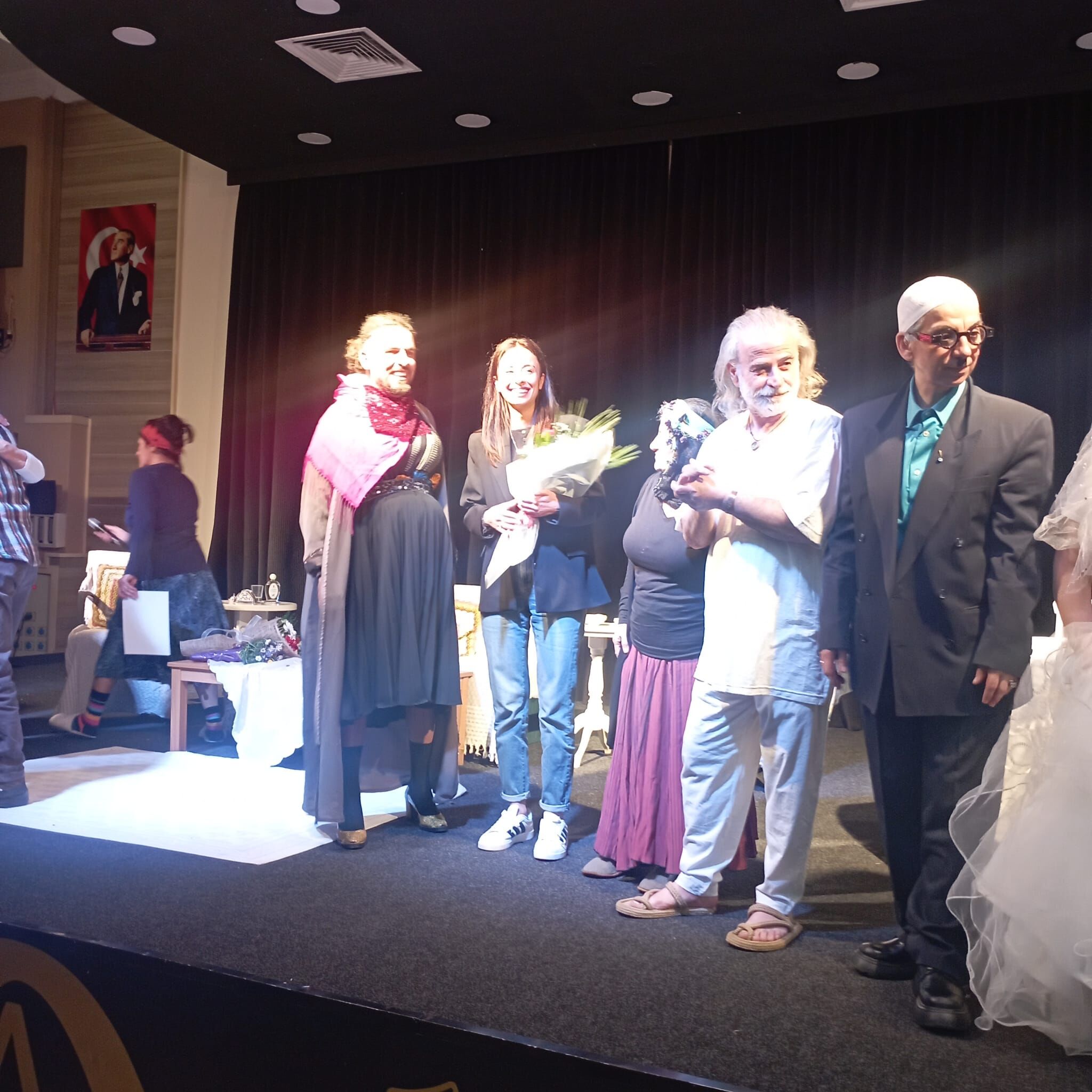 Kusadasinda Tiyatro Sahnesi Evlilik Teklifiyle Taclandi 649991 D6E94E3B397C2B4964B544805358C274