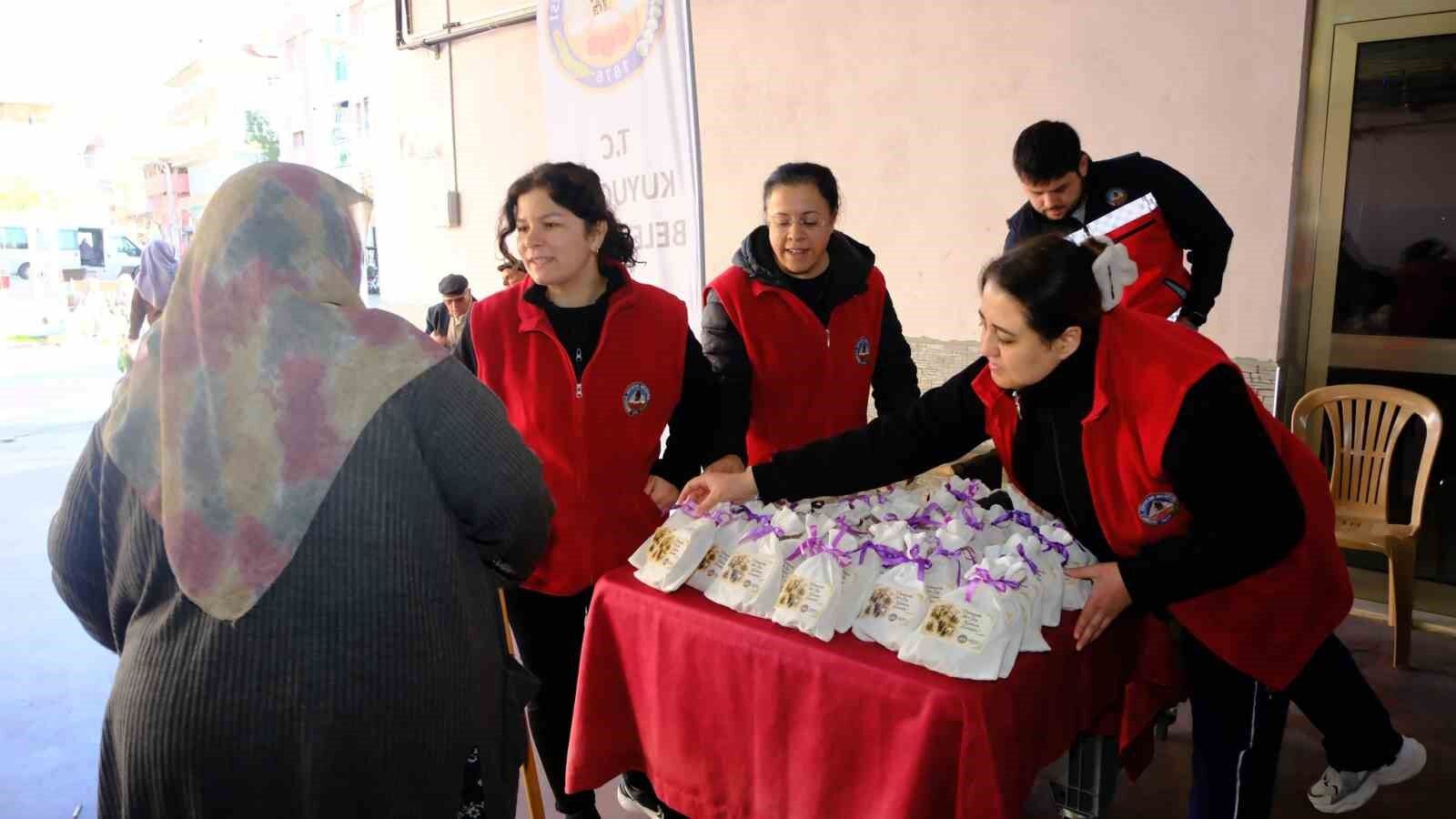 Kuyucak Belediyesi Pazaryerinde Kadinlarin Gununu Kutladi 3297F12C70D03Bd900502Ee257C47242