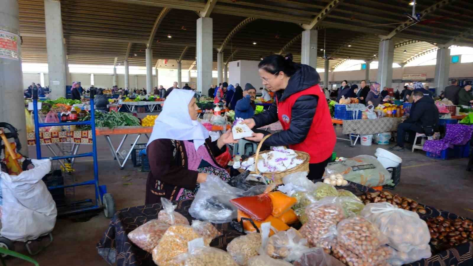 Kuyucak Belediyesi Pazaryerinde Kadinlarin Gununu Kutladi A10E431Bbb10Ef0A51Ee67771F094C12