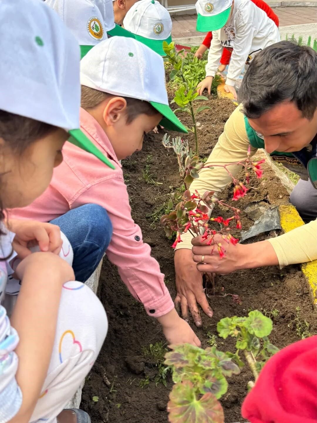 Minik Eller Toprakla Bulustu 771408C78Fe3Ed9Ba86A3C29D53D2183