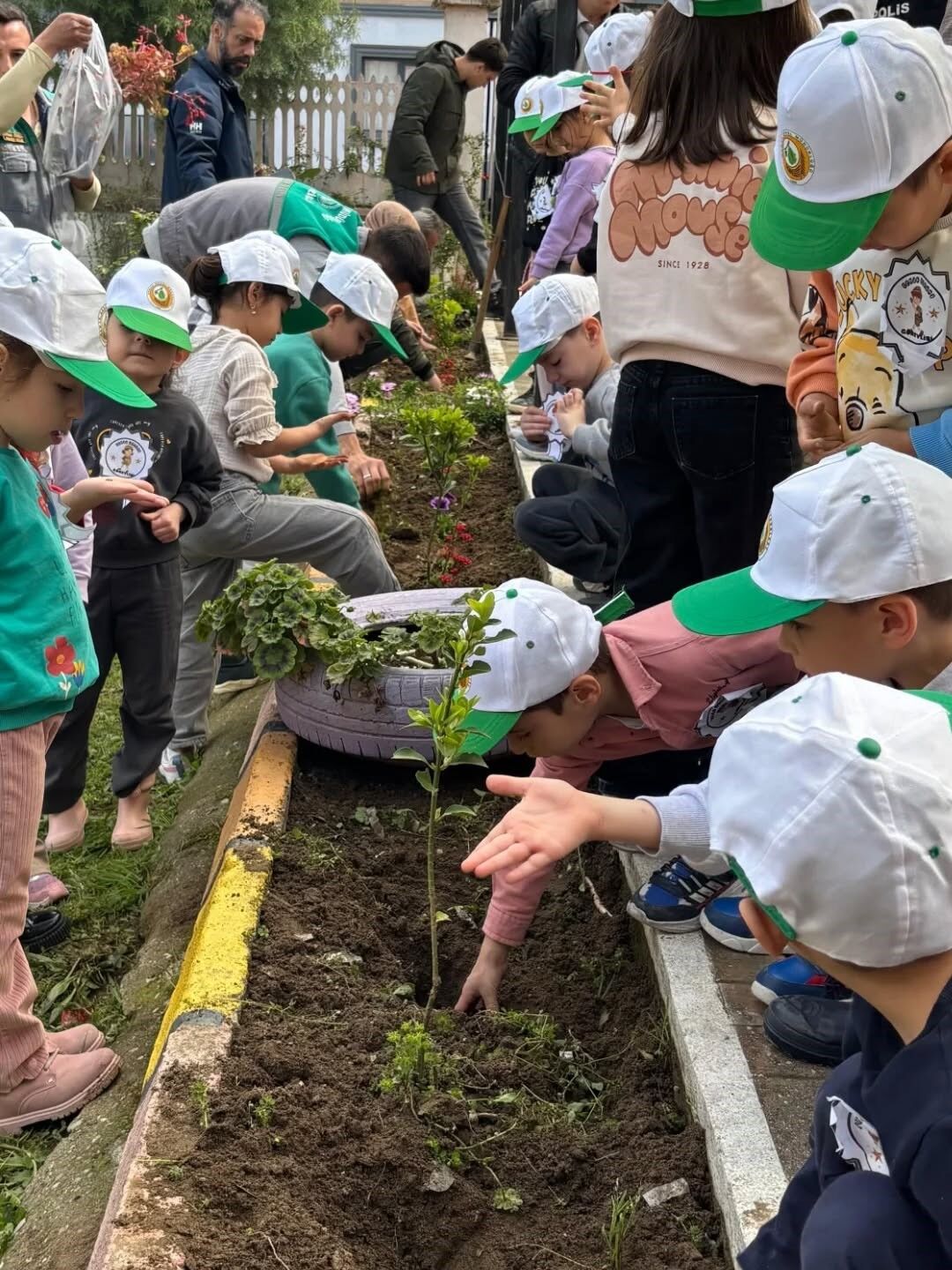 Minik Eller Toprakla Bulustu Ef25663Dc21B7E76D11744652D1Bcf5A