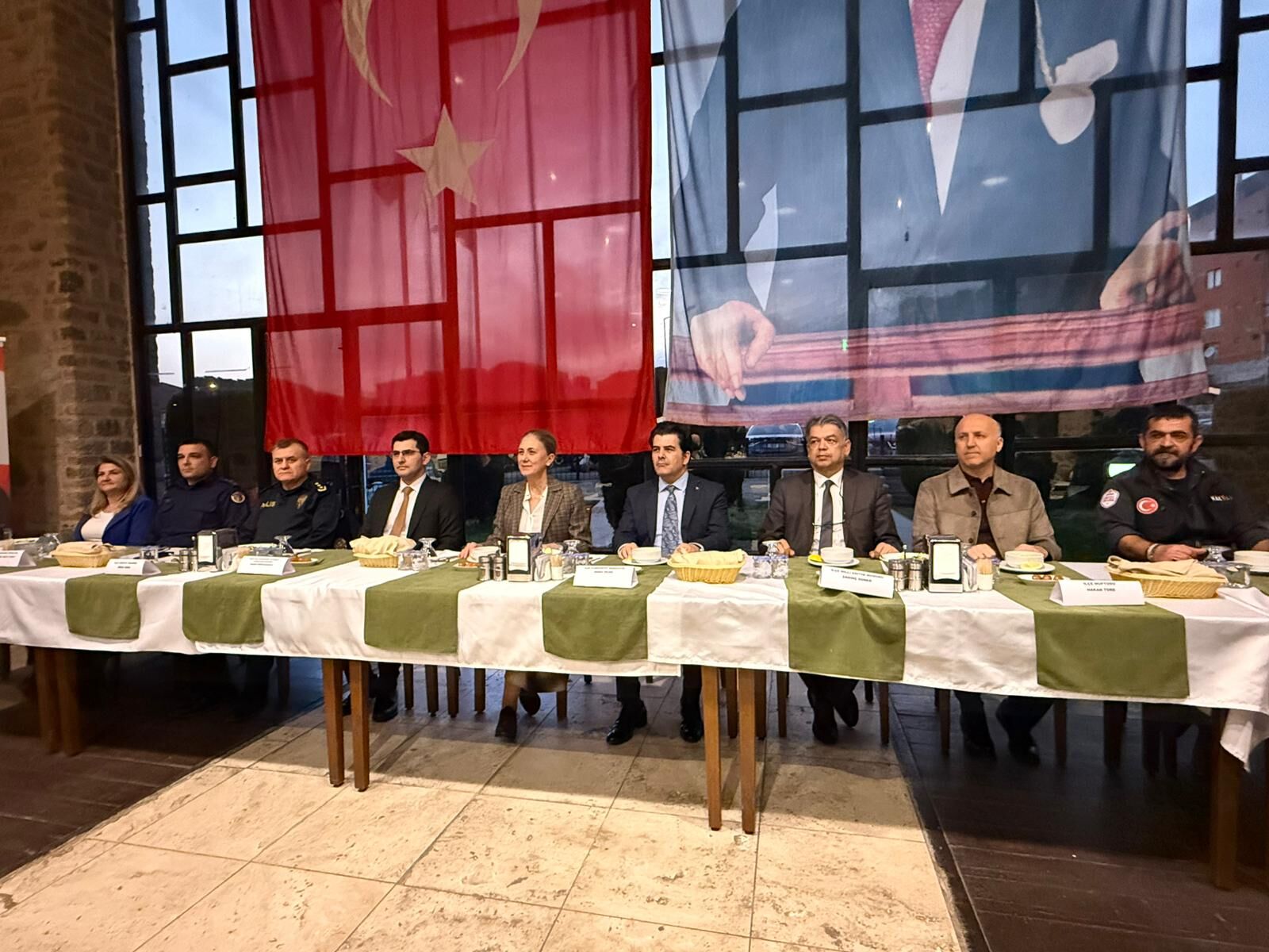 Nazilli Kaymakamligindan Anlamli Program Cocuklar Icin Gonul Sofrasi Kuruldu 644697 2B78Dbb489245C1Bfeae11F8C9F752C8