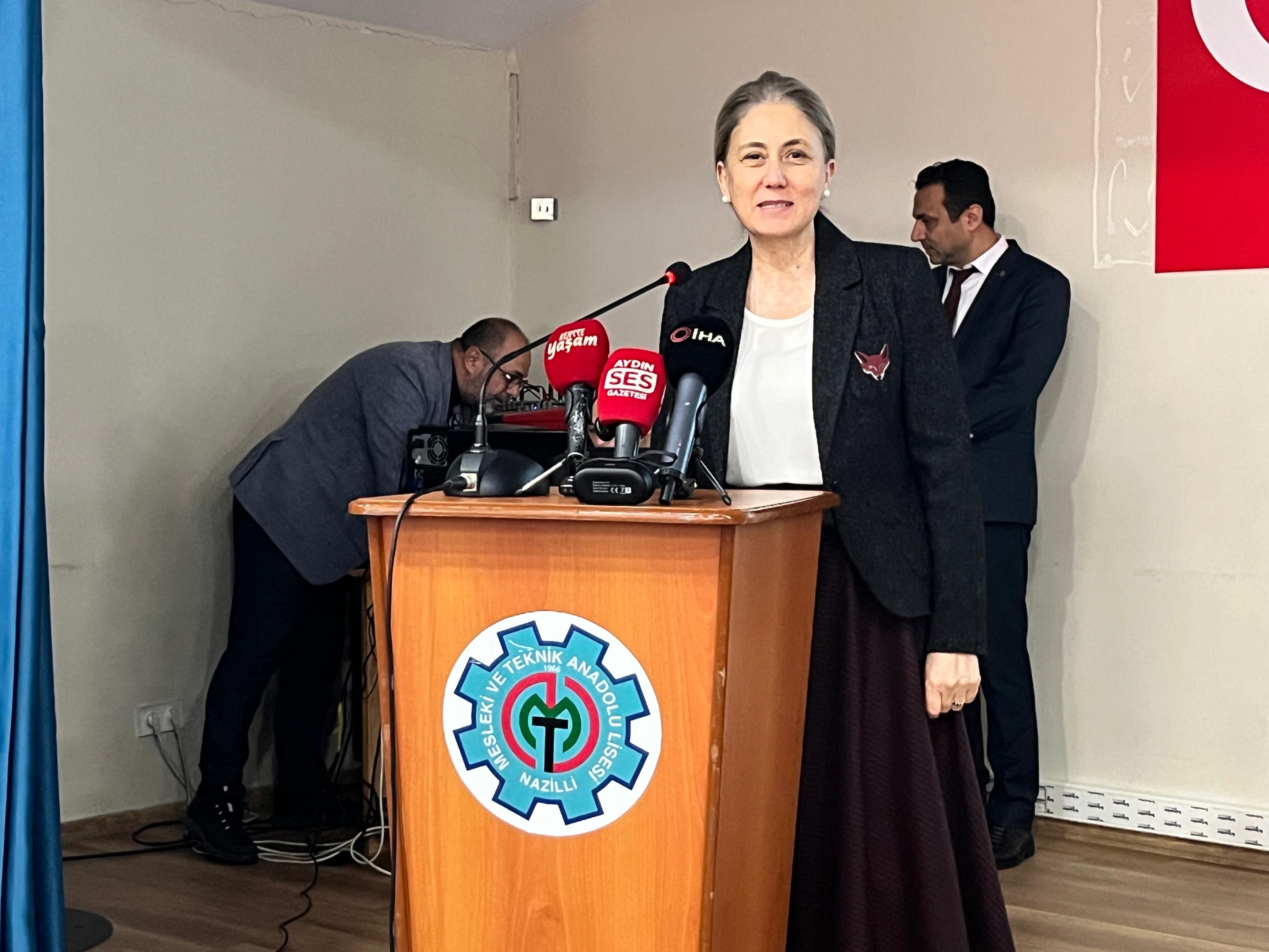 Nazillide Gururlandiran Tablo Bilim Ve Kalite Odullendirildi 649583 3E2Cc109E4B1Aeab2A2213F8E9C1D1B9