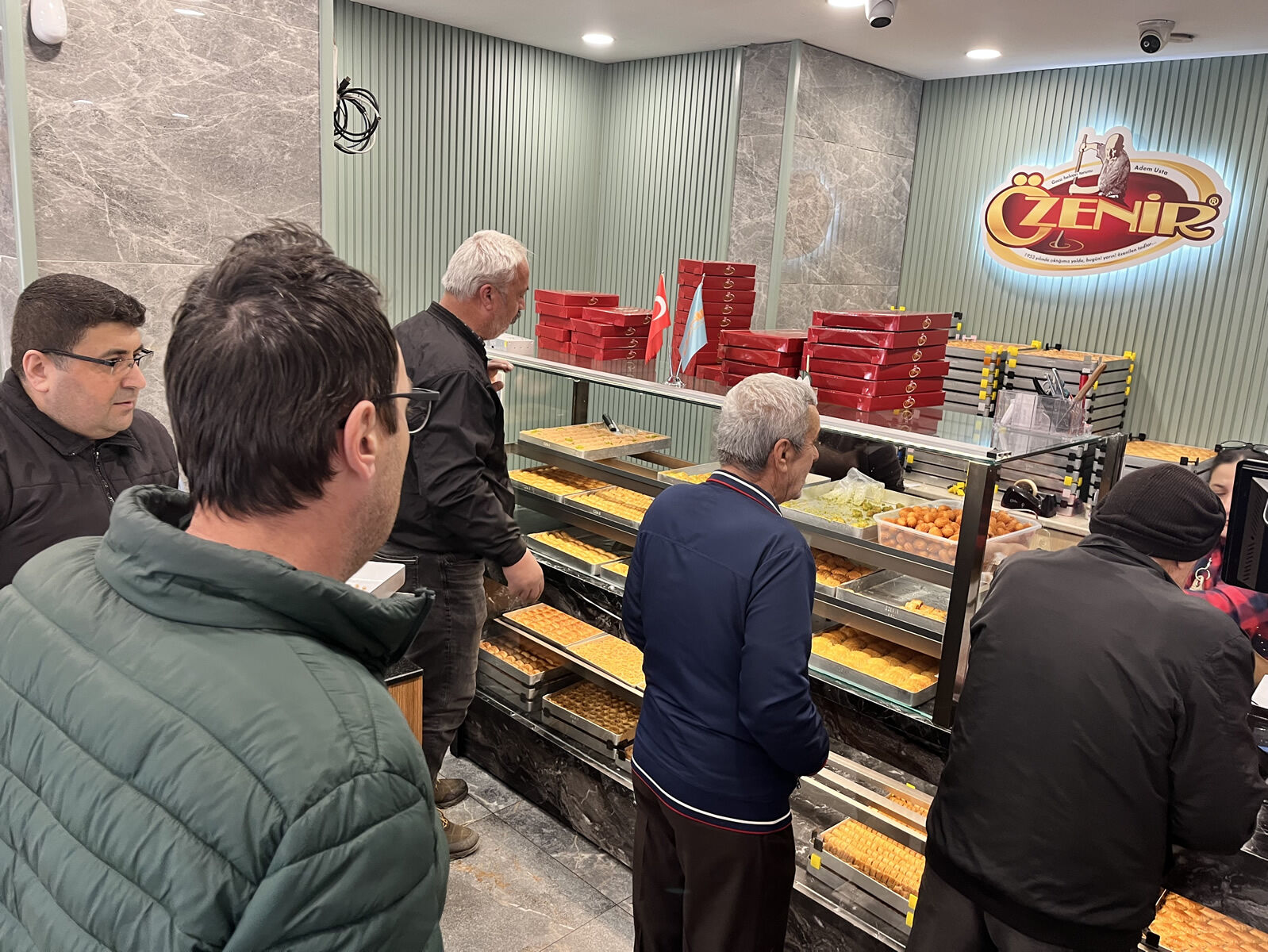 Nazillide Tatlicilara Yogun Ilgi Tepsi Tepsi Tatlilar Alici Bekledi 648592 57Ed240D3B5117A074B1238Dd136Deb1