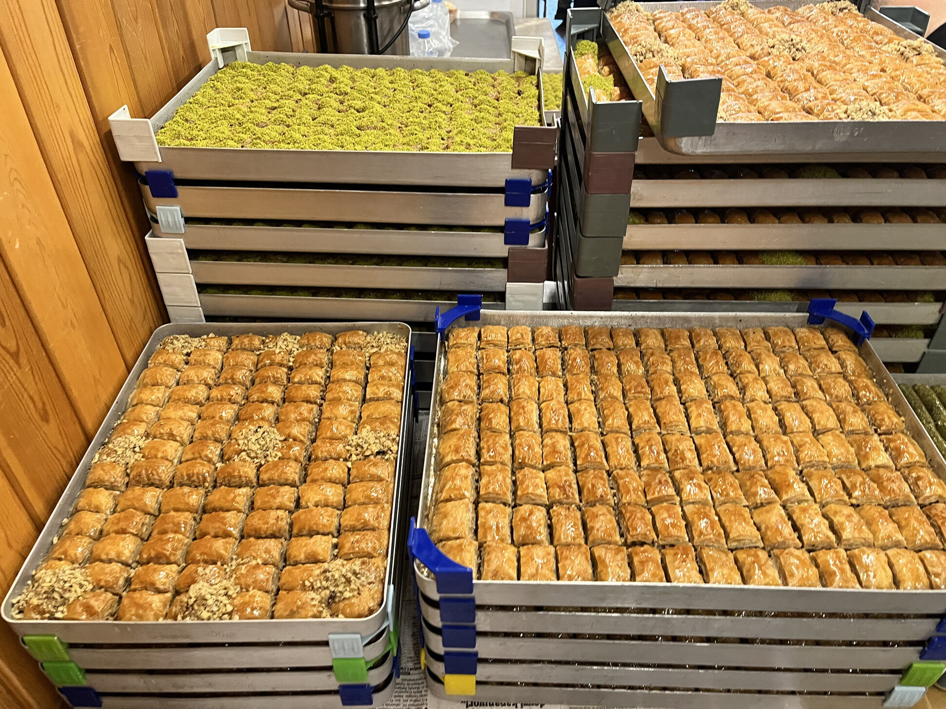 Nazillide Tatlicilara Yogun Ilgi Tepsi Tepsi Tatlilar Alici Bekledi 648592 B18F6E3Cc31Beee42Ddd29C53F300B7F