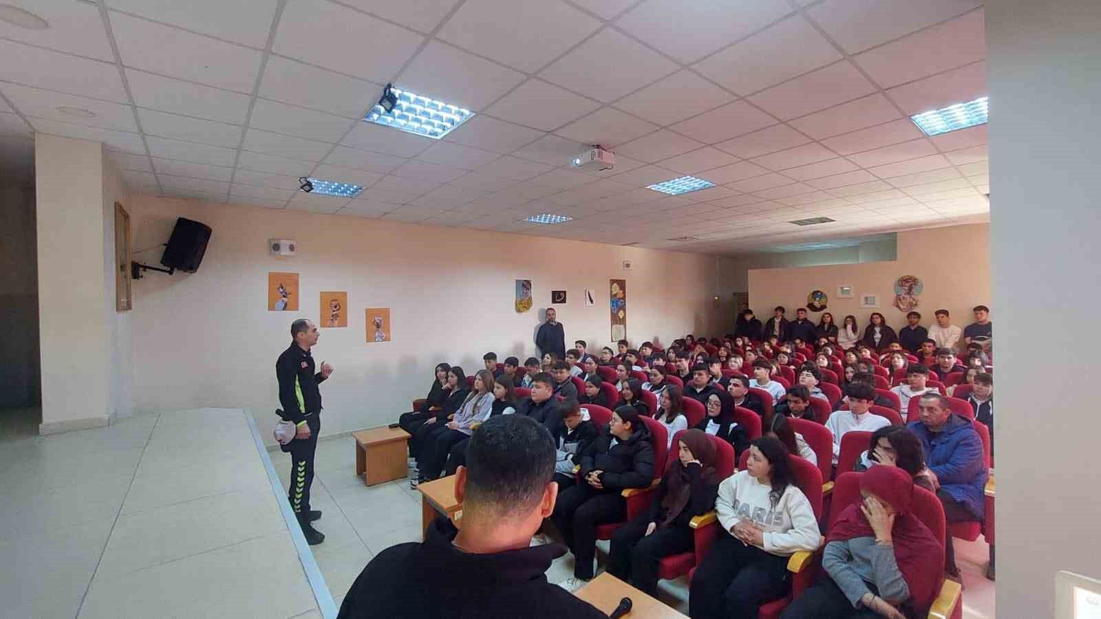 Ogrencilere Polislik Tanitildi Guvenlik Konulari Anlatildi Affee2Ce984Ccb56593F5E6D1Af2C5Dd