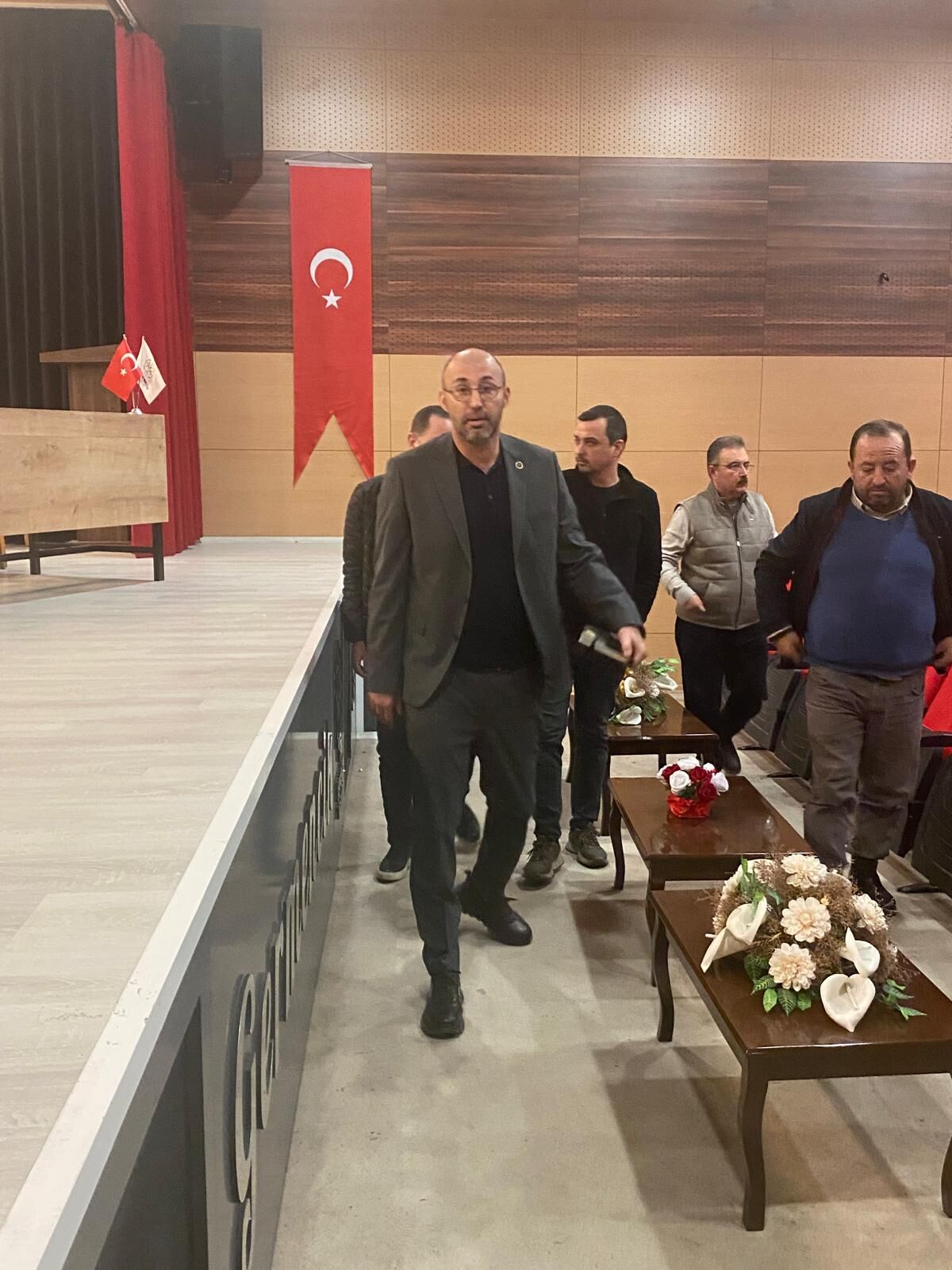 Saglik Sorununa Ragmen Gorevinin Basinda Baskan Zencirci Toplantiya Aksayarak Geldi 644172 2Ded8018574Ecf308F5F37B0216655Bc